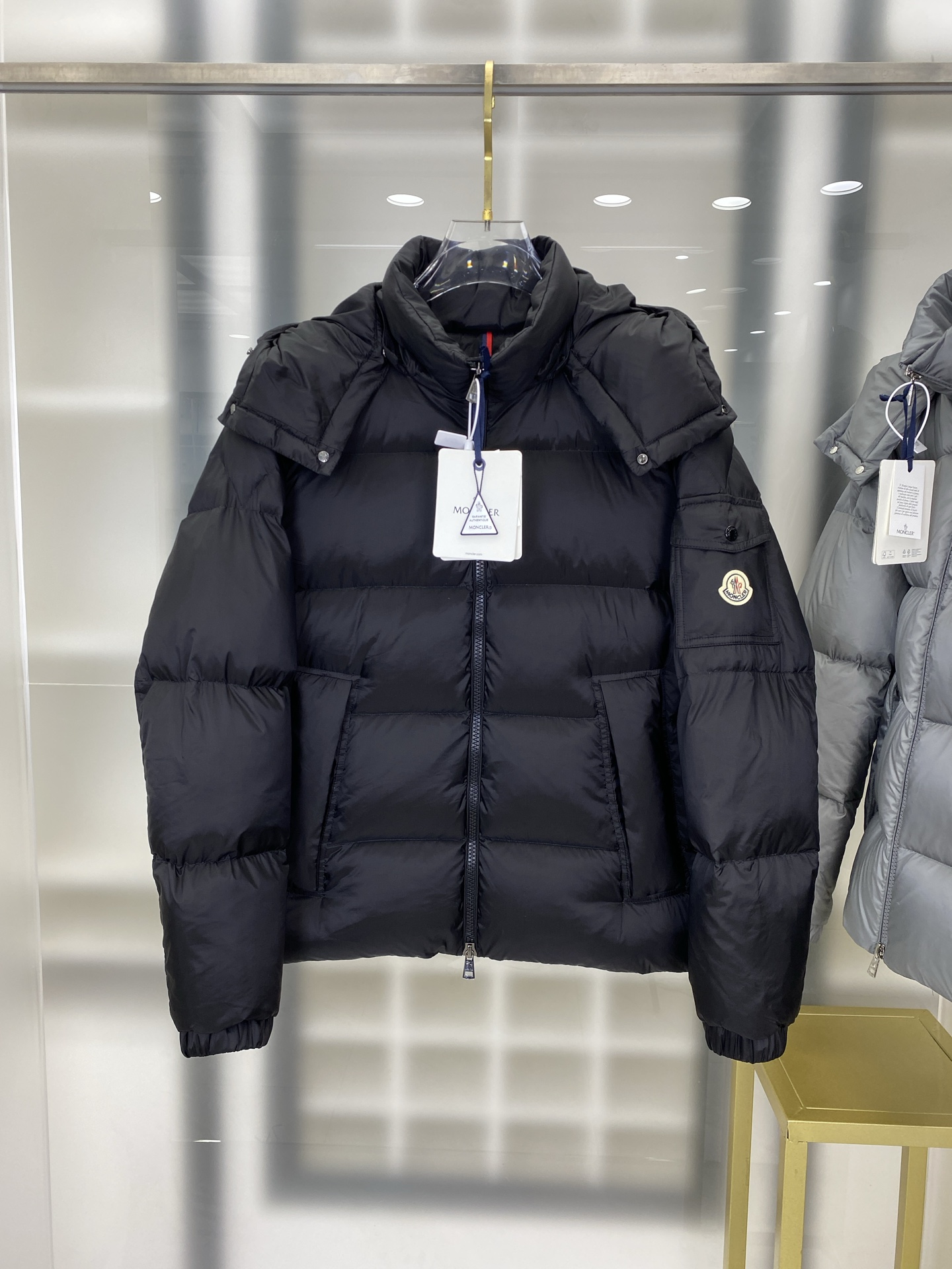NO:548765,Down Jacket - Moncler Couyere 25 Autumn and Winter Latest Mayan couple down jacket~ Made of iconic lon laqué fabric, presenting a gorgeous luster effect. The design of the classic Mayan style is retained, and the design inspiration of the large pockets on both sides has a unique tone, highlighting the essence of the brand. The upper body is not picky, the style is perfect, and it is equipped with a detachable hood to easily adapt to changing weather. The original customized hardware and accessories are complete with three standards!  !  Color black silver Size 1-2-3-4-5 FFF7 Silver | Black |, Moncler, down jacket,hats,alexander wang19860909羽绒服- Moncler 蒙口 Couyere 25秋冬最新玛雅情侣款羽绒服～ 采用标志性的lon laqué面料制成,呈现华美的光泽效果.保留经典玛雅款式的设计,两侧大口袋的设计灵感有独特的调性,彰显品牌精髓,上身不挑人,版型完美,配有可拆卸兜帽,轻松适应多变天气.原版定制五金辅料,三标齐全！！ 颜色黑色 银色 尺码1-2-3-4-5 FFF7 银色｜黑色｜,,Moncler,down jacket,hats,alexander wang,Men's clothing