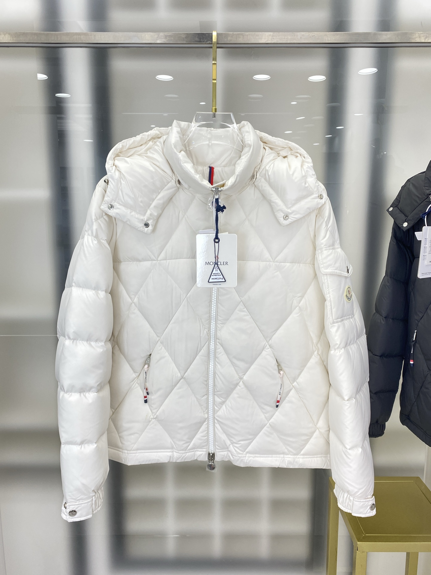 NO:548726,Down Jacket - Moncler Down Jacket 2025 latest fashion designer down jacket. Every detail shows craftsmanship and enough advanced structural tailoring design changes to show men's diverse image changes. It is slim and neat, and tailored to meet the popular multi-layered outfits. Versatile style for life. Code number 12345 FFF7,,jackets & coats,down jacket,alexander wang19860909羽绒服- Moncler 羽绒服2025最新款时尚设计师款羽绒外套.处处细节显工艺足够的高级结构性剪裁的设计改变来展现男士多样的形象变化,修身利落、剪裁合体,满足时下正流行的多层次穿搭,生活百搭款式 码数12345 FFF7,,jackets & coats,down jacket,alexander wang,Men's clothing