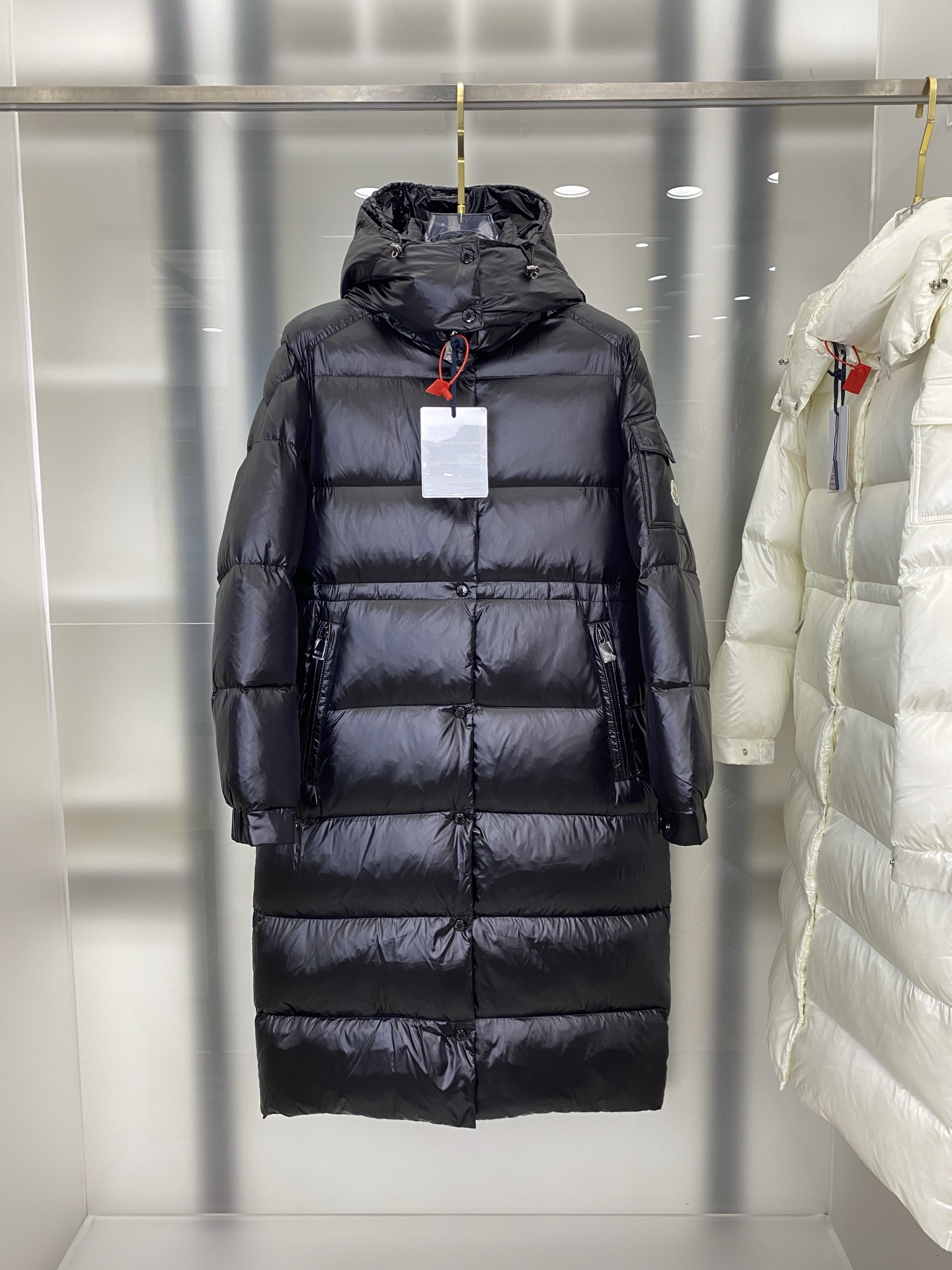 NO:654707,Extra-grade down Moncler Suyen long down jacket. Super-grade goose down filling. Ace classic version. The best A-line version for dolls. Original replacement fabric and original matching hardware. The tag's barcode model number is consistent with the official website. The tag has built-in NFC electronic induction anti-counterfeiting. Supports multiple anti-counterfeiting verifications.  The Suyen long down jacket is made of nylonlégerbrillant fabric and features block quilting with a wide silhouette for a feminine style. Ideal for urban winter wear, it can be easily styled day or night. Product Details Product Details: Made of nylonlégerbrillant fabric Nylonlégerbrillant lining Filled with down Adjustable hood Zipper closure Zippered pockets Felt logo patch Size1-4 FFF7,,jackets &  coats,jackets & coats,down jacket,hats,alexander wang19860909特级羽绒Moncler Suyen长款羽绒服夹克外套.特级鹅绒填充.王牌经典版型.最好穿的娃娃款A字版型.原厂替换面料原厂配套五金.吊牌条码款号齐全对应官网一致.吊牌内置NFC电子感应防伪.支持多重防伪验证. Suyen长款羽绒夹克采用nylonlégerbrillant面料制成,具有方格块绗缝,宽摆廓形演绎柔美风格.适合冬季都市穿着,轻松打造日夜皆宜的造型. 商品详情 产品细节: 采用nylonlégerbrillant面料制成 Nylonlégerbrillant衬里 填充羽绒 可调节兜帽 拉链开合 拉链口袋 毛毡标识贴片 Size1-4 FFF7,,jackets & coats,jackets & coats,down jacket,hats,alexander wang,Men's clothing