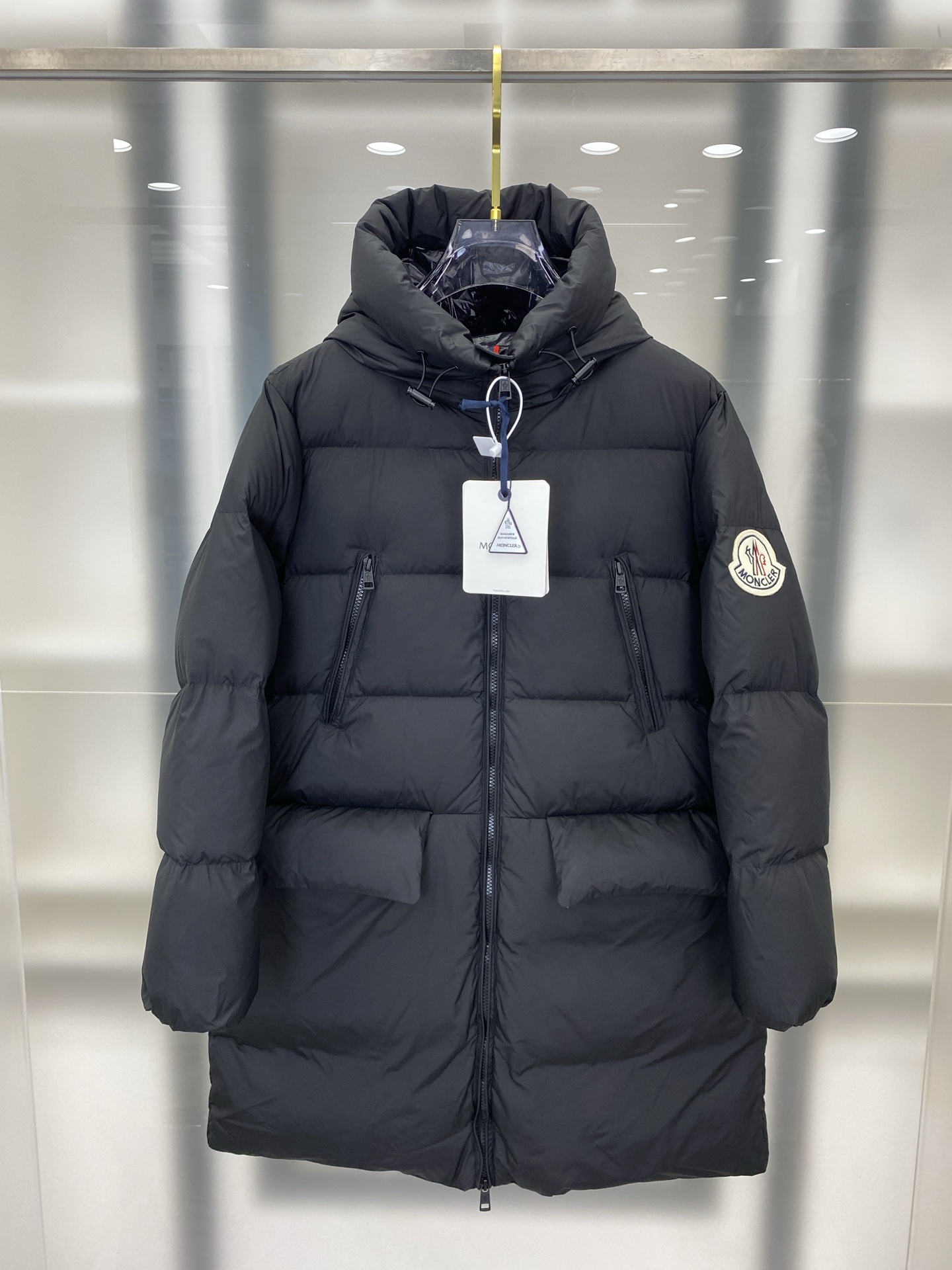 NO:572417,Extra-grade down Moncler Suyen long down jacket. Super-grade goose down filling. Ace classic version. The best A-line version for dolls. Original replacement fabric and original matching hardware. The tag's barcode model number is consistent with the official website. The tag has built-in NFC electronic induction anti-counterfeiting. Supports multiple anti-counterfeiting verifications.  The Suyen long down jacket is made of nylonlégerbrillant fabric, featuring block quilting and a wide silhouette for a feminine style. Suitable for winter urban wear, it can easily be worn day or night. Product Details Product Details: Made of nylonlégerbrillant fabric Nylonlégerbrillant lining Filled with down Adjustable hood Zipper closure Zippered pockets Felt logo patch Size1-4   FFF7,,jackets & coats,jackets & coats,down jacket,hats,alexander wang19860909特级羽绒Moncler Suyen长款羽绒服夹克外套.特级鹅绒填充.王牌经典版型.最好穿的娃娃款A字版型.原厂替换面料原厂配套五金.吊牌条码款号齐全对应官网一致.吊牌内置NFC电子感应防伪.支持多重防伪验证. Suyen长款羽绒夹克采用nylonlégerbrillant面料制成,具有方格块绗缝,宽摆廓形演绎柔美风格.适合冬季都市穿着,轻松打造日夜皆宜的造型. 商品详情 产品细节: 采用nylonlégerbrillant面料制成 Nylonlégerbrillant衬里 填充羽绒 可调节兜帽 拉链开合 拉链口袋 毛毡标识贴片 Size1-4 FFF7,,jackets & coats,jackets & coats,down jacket,hats,alexander wang,Men's clothing