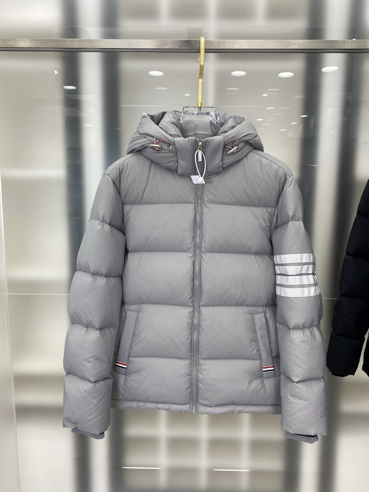 NO:572420,2025Thom Browne. Thom Browne classic four-bar hooded down jacket, same style for men and women, color black gray, size S M L xL xxL size FFF7,,thom browne,down jacket,hats,alexander wang198609092025Thom Browne. 汤姆布朗经典四杠连帽羽绒服男女同款情侣款 颜色黑色灰色 码数S M L xL xxL码 FFF7,,thom browne,down jacket,hats,alexander wang,Men's clothing