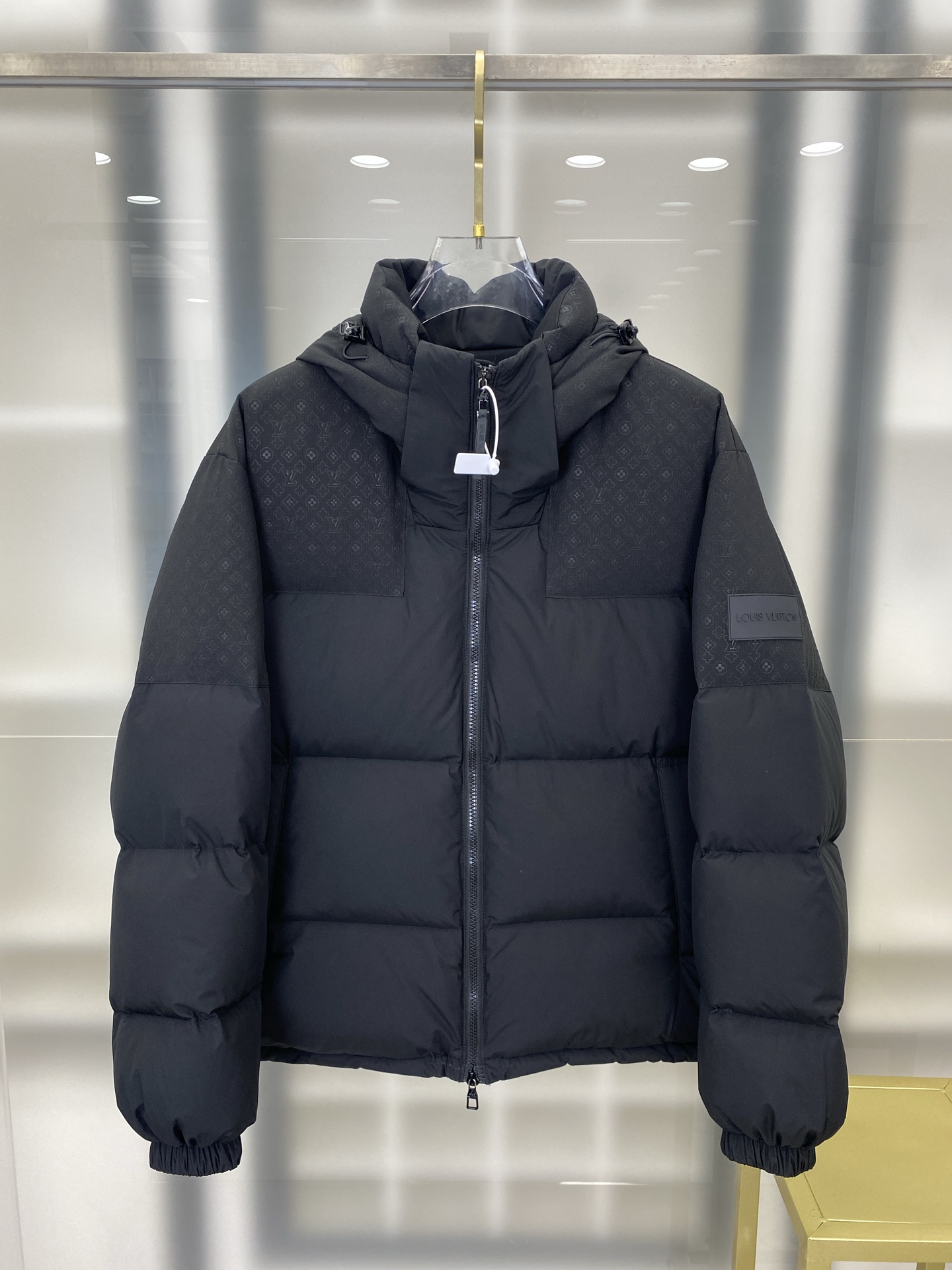 NO:566039,Down Jacket - LV new winter full-print donkey brand new hooded design down jacket is made of shiny nylon fabric, with a classic printed design logo on the chest, and is filled with comfortable duck down and duck feathers. It presents a loose fit. Ingredient content: outer layer: polyamide*, lining: polyamide, filling: duck down, duck feather; down content: 90%, filling: polyester fiber, *at least 70% of the main materials of this boutique come from renewable components. Code number: S~2XL  FFF7,,louis vuitton,louis vuitton,down jacket,hats,alexander wang19860909羽绒服-  LV 冬新款满印驴牌新款连帽设计羽绒服 选用亮泽尼龙面料打造,胸前经典印花设计logo,充盈填充舒适的鸭绒和鸭毛.呈现宽松版型,成分含量:外层:聚酰胺*,内衬:聚酰胺,填充:鸭绒,鸭毛;绒子含量90,填衬:聚酯纤维,*此件精品的主要材料中至少70来自可再生成分 码数:S~2XL FFF7,,louis vuitton,louis vuitton,down jacket,hats,alexander wang,Men's clothing