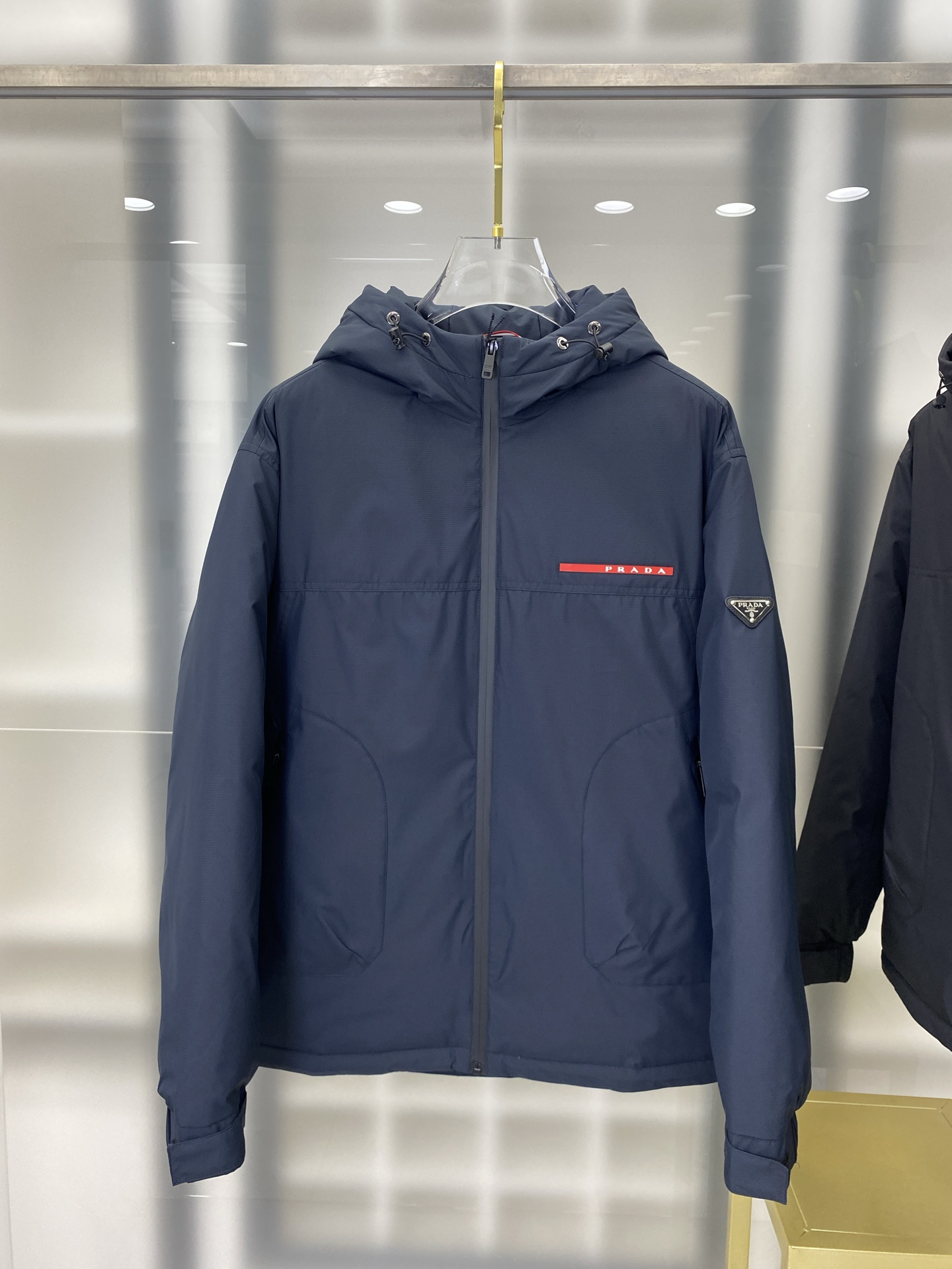 NO:608047,High version - new down version PRADA Prada black technology laminated down jacket (high laminated version) New winter clothing, high-end customization!  The favorite series for light and mature business, minimalist style feather 90 goose down jacket, the fabric is comfortable and stylish!  The upper body is super stylish and handsome, and the version is a three-dimensional cutting design. The whole piece has high warmth and good resilience. The upper body is warm and stylish without feeling heavy. It is very practical to wear and does not appear bloated. It can well prevent the cold wind from invading!  High quality first choice!  Size:48-56 FFF7,,prada,prada,jackets & coats,down jacket,alexander wang19860909高版本-羽绒上新 PRADA 普拉达黑科技压胶羽绒外套(压胶高版本) 冬装新品,高端定制！轻熟商务最爱系列,极简主义风格羽90鹅绒羽绒服 面料舒适有型！上身超级有型的帅气,版型是立体裁剪的设计 整件保暖度高,回弹力好 上身保暖有型 又不会有负重感 实穿性非常强 不显臃肿 可以很好的防止寒风侵袭！高品质首选！尺码:48-56 FFF7,,prada,prada,jackets & coats,down jacket,alexander wang,Men's clothing