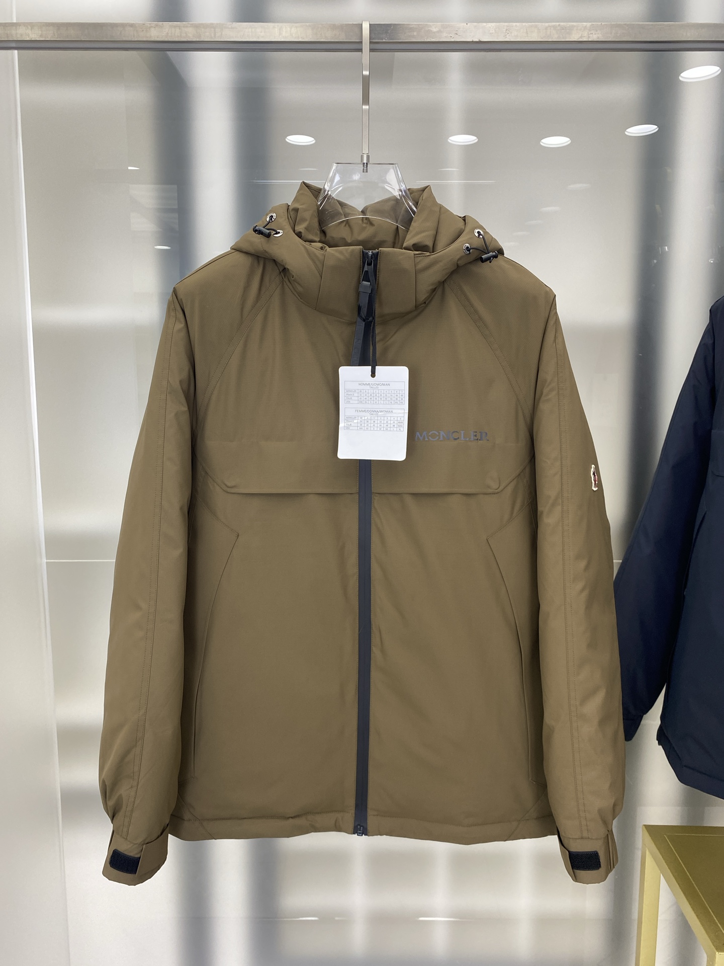 NO:608049,Mengkou 1102 2025 autumn and winter new down jacket. Original 1:1 customized hardware accessories. All imported and original customization. Welcome to compare at the counter. Absolutely high quality. Use top 90 down. Super soft. Full and fluffy. Super heavy fabric. Good workmanship. Same style for men and women. Color: Black, Blue, Brown Size: 1 2 3 4 5. FFF7,,Moncler,down jacket,alexander wang19860909蒙口1102款 2025秋冬新款羽绒服 原版1:1订制五金配件全进口原版定制 欢迎专柜对比 绝对的高品质 采用顶级90羽绒 超柔软 充羽量蓬松饱满 超级重面料做工杠杠的.男女同款. 颜色: 黑色 蓝色 咖色 Size: 1 2 3 4 5. FFF7,,Moncler,down jacket,alexander wang,Men's clothing