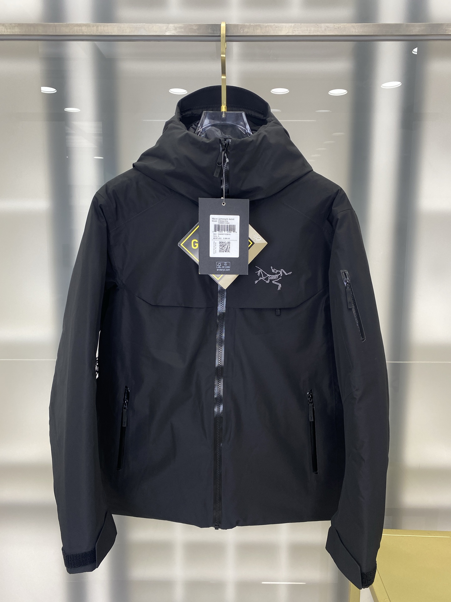 NO:566043,Down Jacket - ' -' Arc'teryx Down Jacket | Men's and Women's Jacket Couple's Down Jacket New Beta Down Men's and Women's Beta Down Jacket Bird's only down jacket that can compete with macai is like a magic trick that stitches BETA LT + Cerium LT together. This trick should still be a bit challenging. I have to admire Wu's craftsmanship. To be precise, Bird is responsible for the facade of 23AW's innovation, with Beta  The solid foundation of the series, the hard-to-match +GORE-TEX and lining Coreloft Continuous80 are particularly excellent in overall quality. Coupled with the combination of Arato 20 and armpit zippers and the StormHood adjustable brim, the fill power is 850 and the down content is 125.87g.   macai, the weight is even lighter at only 760g, with zippers under the arms, better adaptability to casual commuting. The upper body is very thin but the warmth is unique. Even among the wide variety of ARC'TERYX series, such configuration and comprehensive experience are perfect. Color: Black Size S M L XL 2XL Length Bust Shoulder Width Sleeve Length S 71 49 4965 M 7351  51 66 L 75 53 53 67 XL77 54 5468 2XL 79 56 5669 FFF7,,jil sanderarc'teryx,down jacket,hats,alexander wang19860909羽绒服-  ‘   -' 始祖鸟羽绒服｜ 男女款冲锋衣 情侣款羽绒服 新款Beta Down男女同款贝塔羽绒服 鸟家唯一一款能和macai媲美的羽绒服就好像在变戏法把BETA LT+Cerium LT 缝到一起了这种戏法应该还是有点挑战不得不佩服乌的工艺,准确地来说是鸟在23AW推陈出新的门面担当,凭借Beta 系列敦实的基础,难以企及的 +GORE-TEX和内衬 Coreloft Continuous80综合素质尤为过硬.再加上Arato 20和腋下拉链的搭配以及StormHood 可调节帽檐,蓬松度850和充绒量125.87g都超过 macai,重量更是轻仅为760g,腋下有拉链,休闲通勤适应性更优.上身很轻薄但保暖性又是独一档,即使是在种类繁多的ARC‘TERYX各系列之中这样的配置和全面体验感也称得上天衣无缝 颜色: 黑色 尺码S M L XL 2XL 衣长胸围 肩宽 袖长  S 71 49 4965 M 7351 51 66 L 75 53 53 67 XL77 54 5468 2XL 79 56 5669 FFF7,,jil sanderarc'teryx,down jacket,hats,alexander wang,Men's clothing