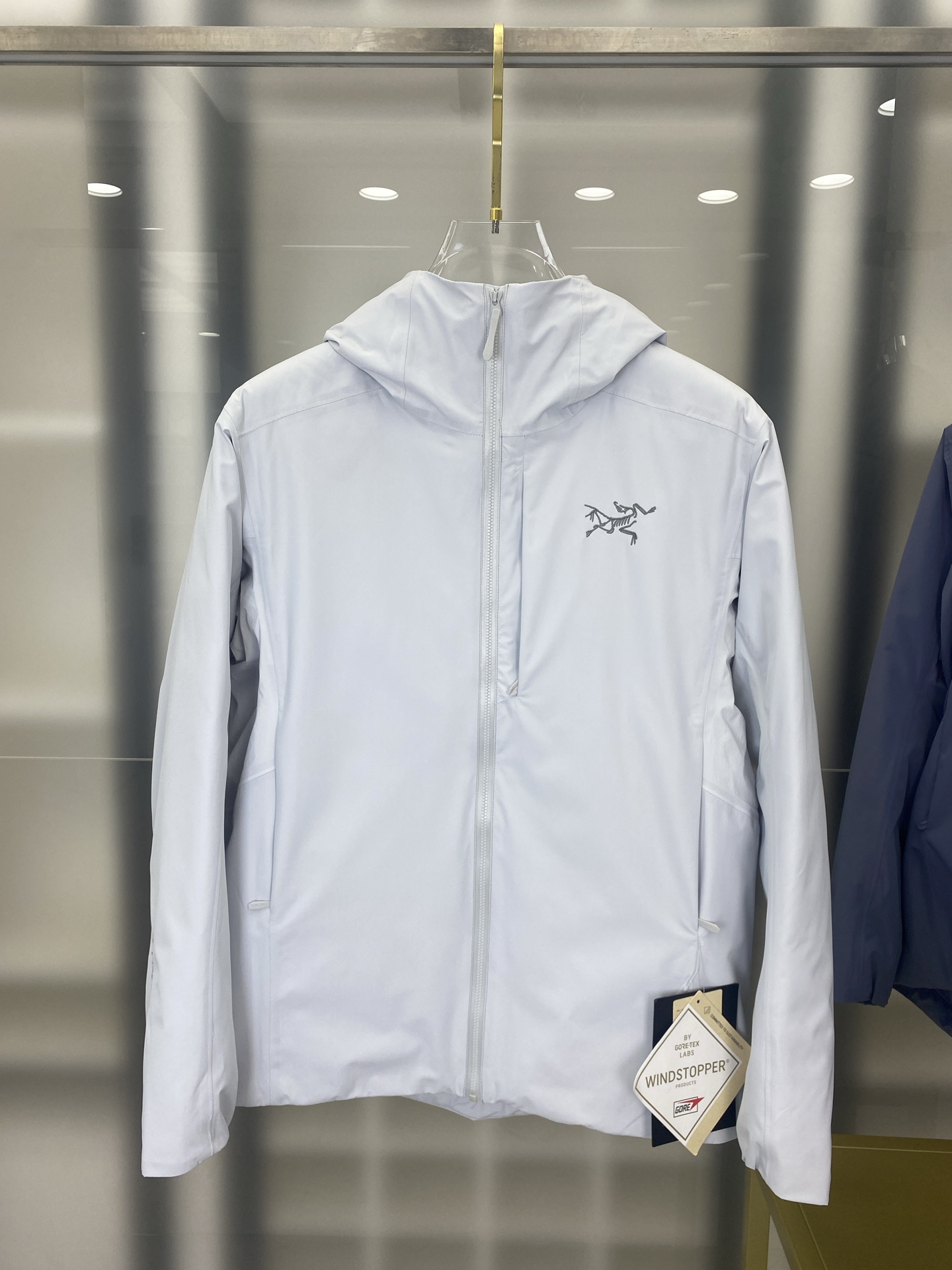 NO:608051,‘ -’ Arc’teryx Down Jacket | Men’s and Women’s Jackets Couple’s Down Jacket New Beta Down Men’s and Women’s Beta Down Jacket Bird’s only down jacket that can compete with macai is like a magic trick that stitches BETA LT+Cerium LT together. This trick should still be a bit challenging. I have to admire Wu’s craftsmanship. To be precise, Bird is responsible for introducing new products in 23AW. With Beta  The solid foundation of the series, the hard-to-match +GORE-TEX and lining Coreloft Continuous80 are particularly excellent in overall quality. Coupled with the combination of Arato 20 and armpit zippers and the StormHood adjustable brim, the fill power is 850 and the down content is 125.87g.  macai is even lighter at 760g and has zippers under the arms, making it more adaptable to casual commuting. The upper body is very thin but the warmth is unique. Even among the wide variety of ARC'TERYX series, this configuration and comprehensive experience are perfect. Color: Black White Blue Green Purple Size S M L XL 2XL Length Bust Shoulder Width Sleeve Length S 71 49 4965 M  7351 51 66 L 75 53 53 67 XL77 54 5468 2XL 79 56 5669 FFF7,,jil sanderarc'teryx,down jacket,hats,alexander wang19860909‘   -' 始祖鸟羽绒服｜ 男女款冲锋衣 情侣款羽绒服 新款Beta Down男女同款贝塔羽绒服 鸟家唯一一款能和macai媲美的羽绒服就好像在变戏法把BETA LT+Cerium LT 缝到一起了这种戏法应该还是有点挑战不得不佩服乌的工艺,准确地来说是鸟在23AW推陈出新的门面担当,凭借Beta 系列敦实的基础,难以企及的 +GORE-TEX和内衬 Coreloft Continuous80综合素质尤为过硬.再加上Arato 20和腋下拉链的搭配以及StormHood 可调节帽檐,蓬松度850和充绒量125.87g都超过 macai,重量更是轻仅为760g,腋下有拉链,休闲通勤适应性更优.上身很轻薄但保暖性又是独一档,即使是在种类繁多的ARC‘TERYX各系列之中这样的配置和全面体验感也称得上天衣无缝 颜色: 黑色 白色 蓝色 绿色 紫色 尺码S M L XL 2XL 衣长胸围 肩宽 袖长  S 71 49 4965 M 7351 51 66 L 75 53 53 67 XL77 54 5468 2XL 79 56 5669 FFF7,,jil sanderarc'teryx,down jacket,hats,alexander wang,Men's clothing