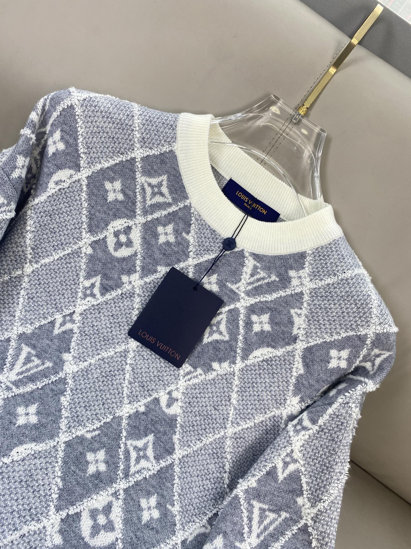 Louis Vuitton Wool Sweater - Classic Fit, Luxurious Comfort, and Timeless Style 5 i1760350535417 873 0 3