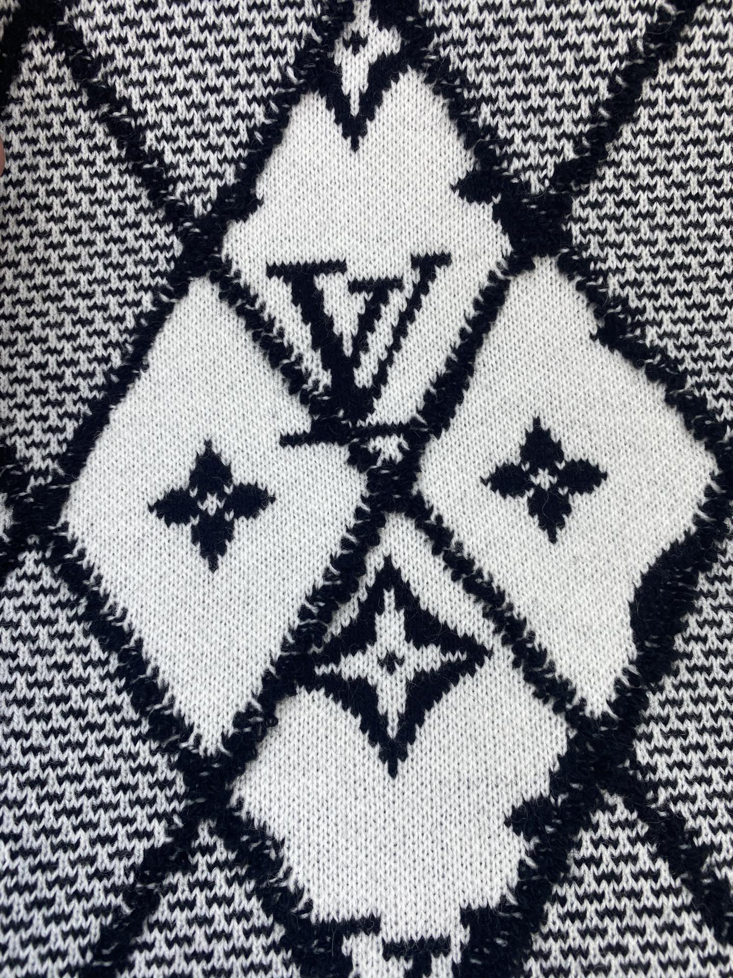 Louis Vuitton Wool Sweater - Luxurious Comfort & Timeless Style 5 i1760350559540 5089 0 3