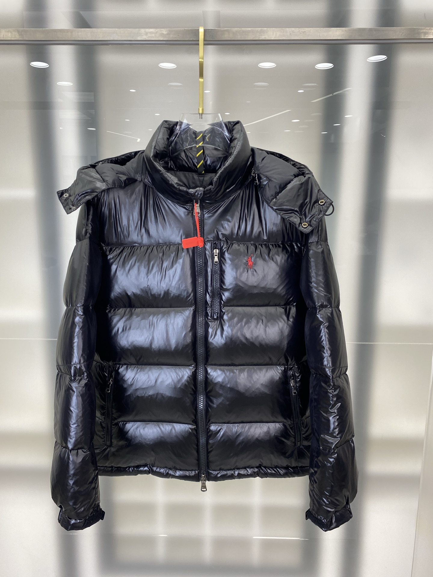 NO:654682,Polo Ralph Lauren 2025 Pony Embroidered Glossy Half-Turtle Collar Down Jacket, neatly cut to create a smart posture, returning to the hustle and bustle of the city. Filled with white duck down, warm and comfortable without being bulky, without losing personality, and looking low-key!  It has a certain sense of hierarchy!  Original customized fabric. With a certain sense of color. Color is bright black. Size XS-2XL FFF7, loro piana, down jacket, alexander wang19860909Polo Ralph Lauren保罗拉夫劳伦 2025小马刺绣亮泽半高领羽绒服,利落剪裁打造干练姿态,重返喧嚣都市.内填充白鸭绒,保暖舒适且不臃肿,不失个性,又显低调！ 有着一定的层次感！原版定制面料.带着一定的色泽感 颜色亮黑色 尺码XS-2XL FFF7,,loro piana,down jacket,alexander wang,Men's clothing