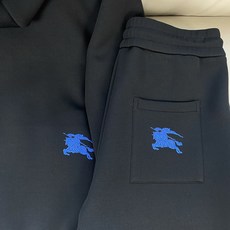 2026早秋新款休闲套装!专柜同步。细节精致高级,品牌logo压胶高级感满满。定织面料更显年轻活力,定制高端面料,上身挺 2026早秋新款休闲套装!专柜同步。细节精致高级,品牌logo压胶高级感满满。定织面料更显年轻活力,定制高端面料,上身挺
