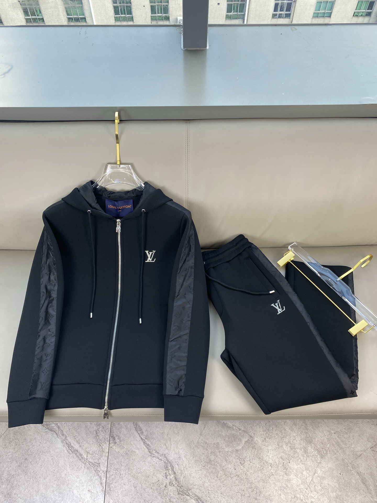 2026早秋新款休闲套装！专柜同步。细节精致高级，品牌logo压胶高级感满满。定织面料更显年轻活力，定制高端面料，上身挺