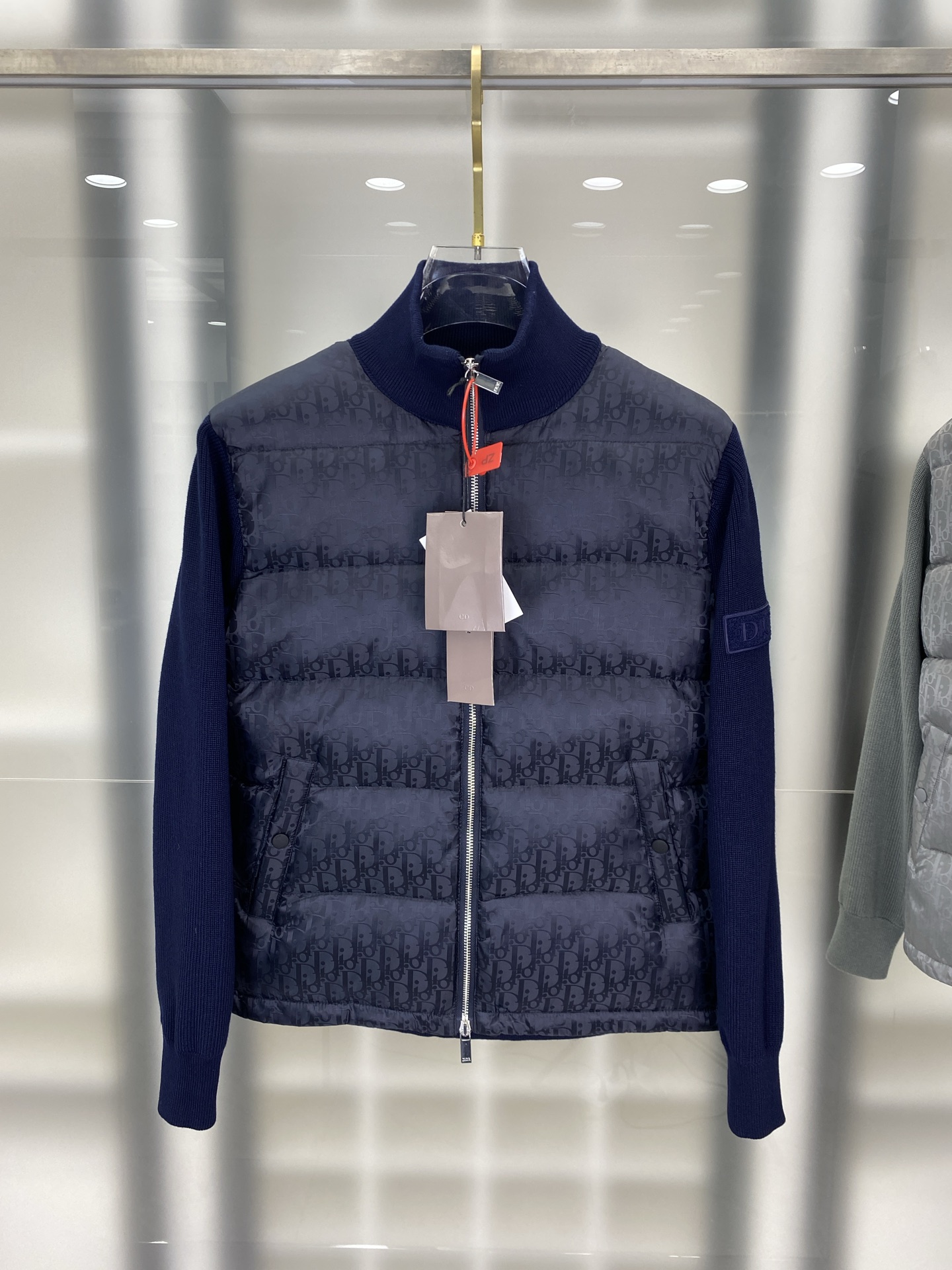 NO:654692,Dior 2025 autumn and winter!  All-in-one trade orders!  !  Knitted patchwork down stand collar casual jacket!  !  A very practical piece for autumn and winter!  The collision of down and wool!  It has detailed texture and is easy to match whether worn alone or layered. The shoulder logo is embellished, the fit is fitted, and the down splicing on the chest makes the overall three-dimensional feeling full without feeling bloated on the upper body!  The design of the zipper fly and stand-up collar, simple and convenient double-sided oblique button pockets, are convenient and practical. The fabric is made of wool. The chest is filled with 9010 down. The overall upper body is comfortable and stylish with good warmth retention and breathability. The hardware and accessories are all in good condition. The upper body shows a young and fashionable style. The code number is 44-52 FFF7,, dior, jackets & coats, down jacket, alexander wang19860909Dior 2025秋冬！ 全品相贸易订单！！针织拼接羽绒立领休闲外套！！秋冬非常实穿的一款！羽绒与羊毛的碰撞！有着细节质感 不管单穿还是内搭 都很好搭配出层次感 肩部标志点缀 合体的版型 ,胸口拼接的羽绒的做法,让整体立体感饱满的同时 上身毫无臃肿感！拉链门襟立领的设计,简约便捷的双侧斜纽扣插袋,方便实用.面料 羊毛材质 胸口9010羽绒填充,整体上身 舒适 有型 又有很好的保暖性与透气性 五金辅料全品相 上身很显年轻的时尚格调 ,码数44-52 FFF7,,dior,jackets & coats,down jacket,alexander wang,Men's clothing