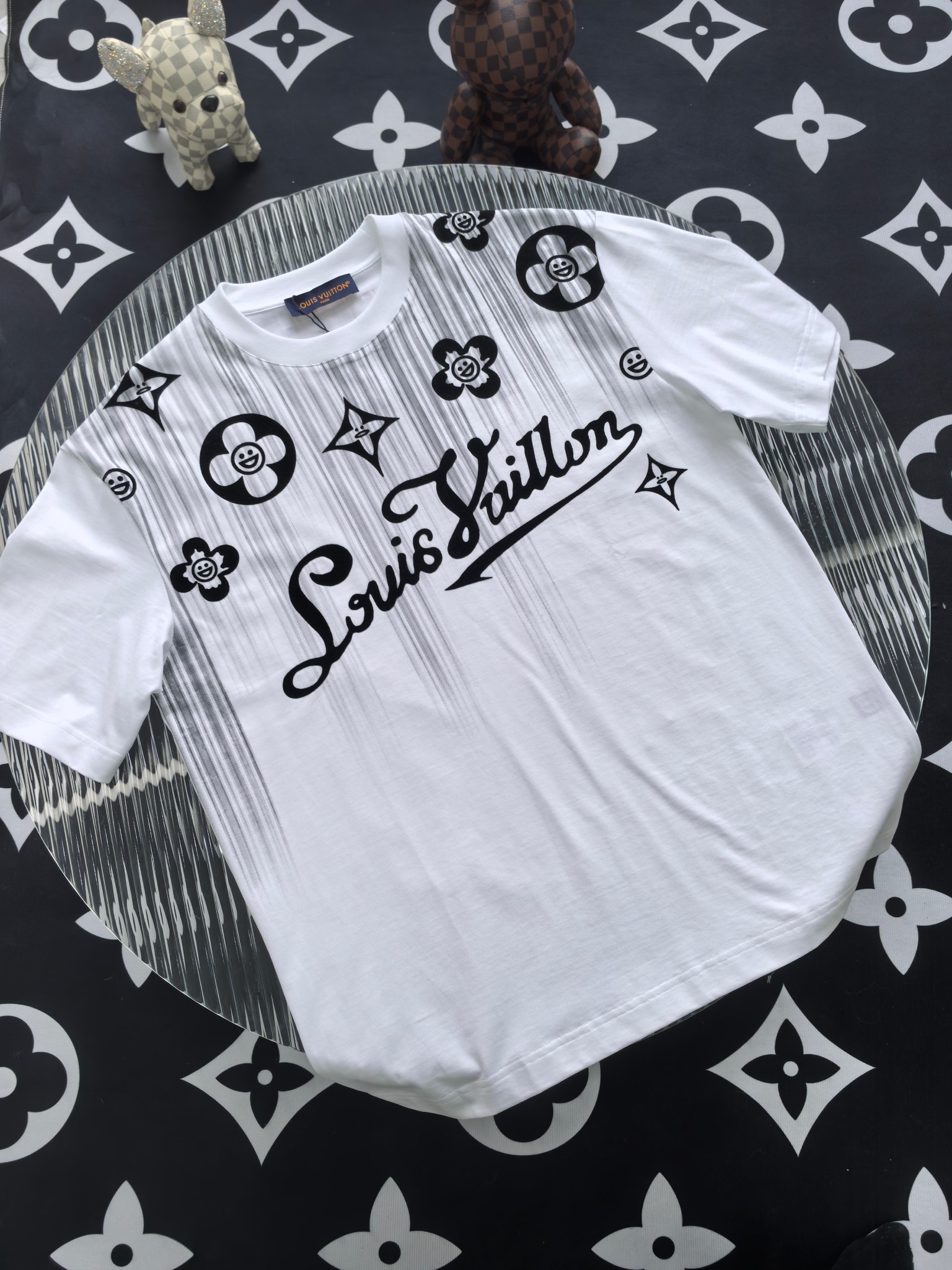 NO:690768,lv 2026 spring and summer new style debut counter, the latest short-sleeved round neck T-shirt, high-end customization, avant-garde and fashionable design!  The brand logo is designed with heavy craftsmanship. High-end customized mercerized cloud cotton fabric. Soft to the touch. Comfortable to wear. Exquisite stitching at the counter level. Fine workmanship. The upper body effect is incomparably handsome!  A must-have item for a stylish man!  Color Black White Size S-3XL FFF9,,louis vuitton,T-shirt,tees,t-shirt,19860909lv 2026春夏新款首发专柜最新款短袖圆领T恤 高端订制 设计前卫时尚！品牌logo重工艺设计 高端定制丝光云朵棉面料.手感柔软.穿着舒适.专柜级别精致车线.做工精细.上身效果无敌帅气！型男必备单品！ 颜色黑色 白色 码数S-3XL FFF9,,louis vuitton,T-shirt,tees，t-shirt,,Men's clothing