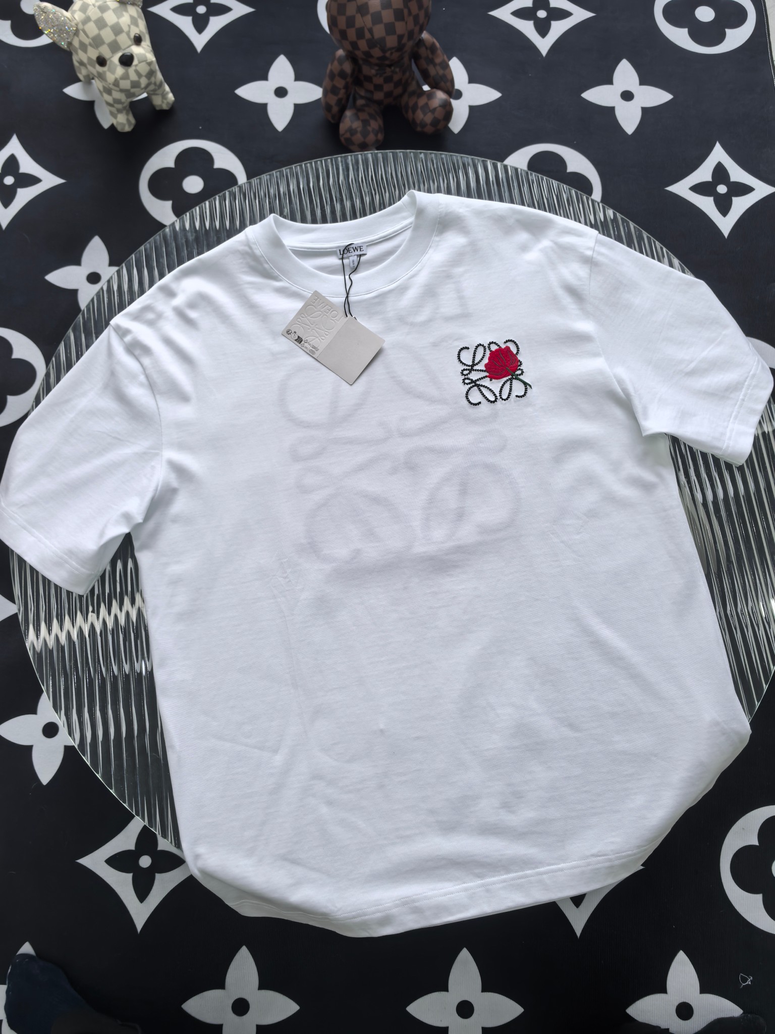 NO:690770,Luo Yiwei's 2026 spring and summer new style debut counter, the latest short-sleeved round neck T-shirt, high-end customization, avant-garde and fashionable design!  The brand logo is designed with heavy craftsmanship. High-end customized mercerized cloud cotton fabric. Soft to the touch. Comfortable to wear. Exquisite stitching at the counter level. Fine workmanship. The upper body effect is incomparably handsome!  A must-have item for a stylish man!  Color Black White Size S-3XL FFF9,,loewe,T-shirt,tees,t-shirt,19860909罗意威 2026春夏新款首发专柜最新款短袖圆领T恤 高端订制 设计前卫时尚！品牌logo重工艺设计 高端定制丝光云朵棉面料.手感柔软.穿着舒适.专柜级别精致车线.做工精细.上身效果无敌帅气！型男必备单品！ 颜色黑色 白色 码数S-3XL FFF9,,loewe,T-shirt,tees，t-shirt,,Men's clothing