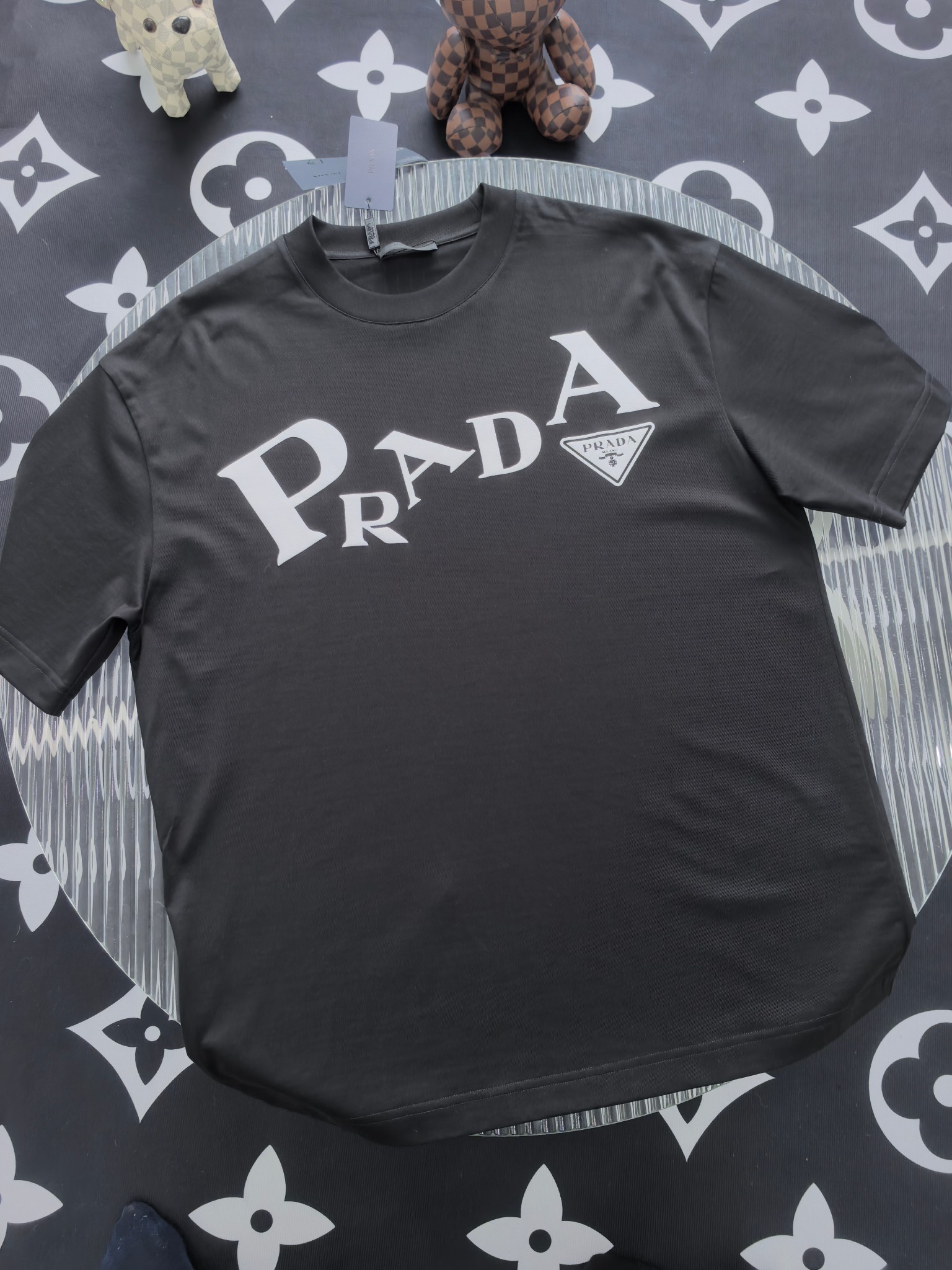 NO:690772,Prada 2026 spring and summer new style debut counter latest short-sleeved round neck T-shirt, high-end customization, avant-garde and fashionable design!  The brand logo is designed with heavy craftsmanship. High-end customized mercerized cloud cotton fabric. Soft to the touch. Comfortable to wear. Exquisite stitching at the counter level. Fine workmanship. The upper body effect is incomparably handsome!  A must-have item for a stylish man!  Color Black White Size S-3XL FFF9,, prada, T-shirt, tees, t-shirt,19860909普拉达 2026春夏新款首发专柜最新款短袖圆领T恤 高端订制 设计前卫时尚！品牌logo重工艺设计 高端定制丝光云朵棉面料.手感柔软.穿着舒适.专柜级别精致车线.做工精细.上身效果无敌帅气！型男必备单品！ 颜色黑色 白色 码数S-3XL FFF9,,prada,T-shirt,tees，t-shirt,,Men's clothing