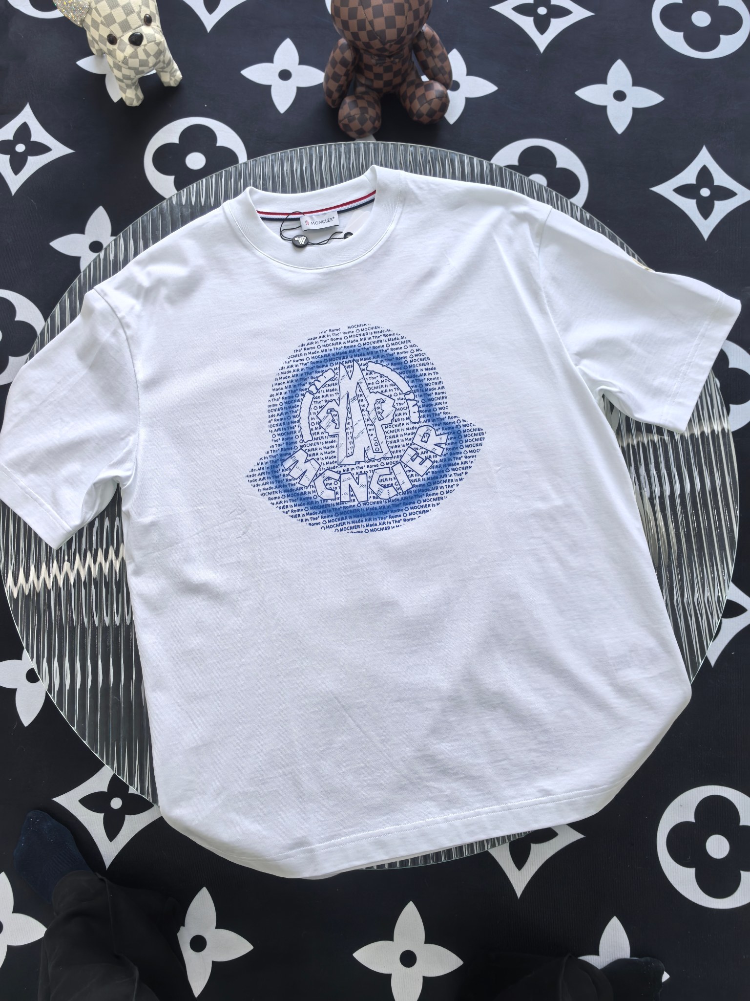 NO:690774,Meng Mouth 2026 spring and summer new style debut counter latest short-sleeved round neck T-shirt, high-end customization, avant-garde and fashionable design!  The brand logo is designed with heavy craftsmanship. High-end customized mercerized cloud cotton fabric. Soft to the touch. Comfortable to wear. Exquisite stitching at the counter level. Fine workmanship. The upper body effect is incomparably handsome!  A must-have item for a stylish man!  Color Black White Size S-3XL FFF9,,Moncler,T-shirt,tees,t-shirt,19860909蒙口 2026春夏新款首发专柜最新款短袖圆领T恤 高端订制 设计前卫时尚！品牌logo重工艺设计 高端定制丝光云朵棉面料.手感柔软.穿着舒适.专柜级别精致车线.做工精细.上身效果无敌帅气！型男必备单品！ 颜色黑色 白色 码数S-3XL FFF9,,Moncler,T-shirt,tees，t-shirt,,Men's clothing