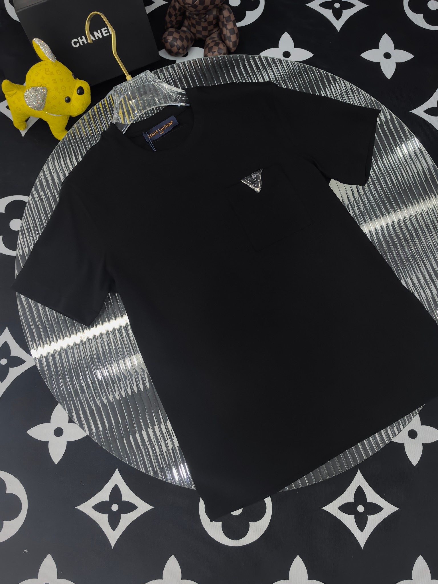 NO:746394,LV 2026 spring and summer new style debut counter, the latest short-sleeved round neck T-shirt, high-end customization, avant-garde and fashionable design!  The brand logo is designed with heavy craftsmanship. High-end customized mercerized cloud cotton fabric. Soft to the touch. Comfortable to wear. Exquisite stitching at the counter level. Fine workmanship. The upper body effect is incomparably handsome!  A must-have item for a stylish man!  Color black white Size M-3XL (normal version) FFF9,,louis vuitton,T-shirt,tees,t-shirt,19860909LV 2026春夏新款首发专柜最新款短袖圆领T恤 高端订制 设计前卫时尚！品牌logo重工艺设计 高端定制丝光云朵棉面料.手感柔软.穿着舒适.专柜级别精致车线.做工精细.上身效果无敌帅气！型男必备单品！ 颜色黑色 白色 码数M-3XL（正常版型） FFF9,,louis vuitton,T-shirt,tees，t-shirt,,Men's clothing