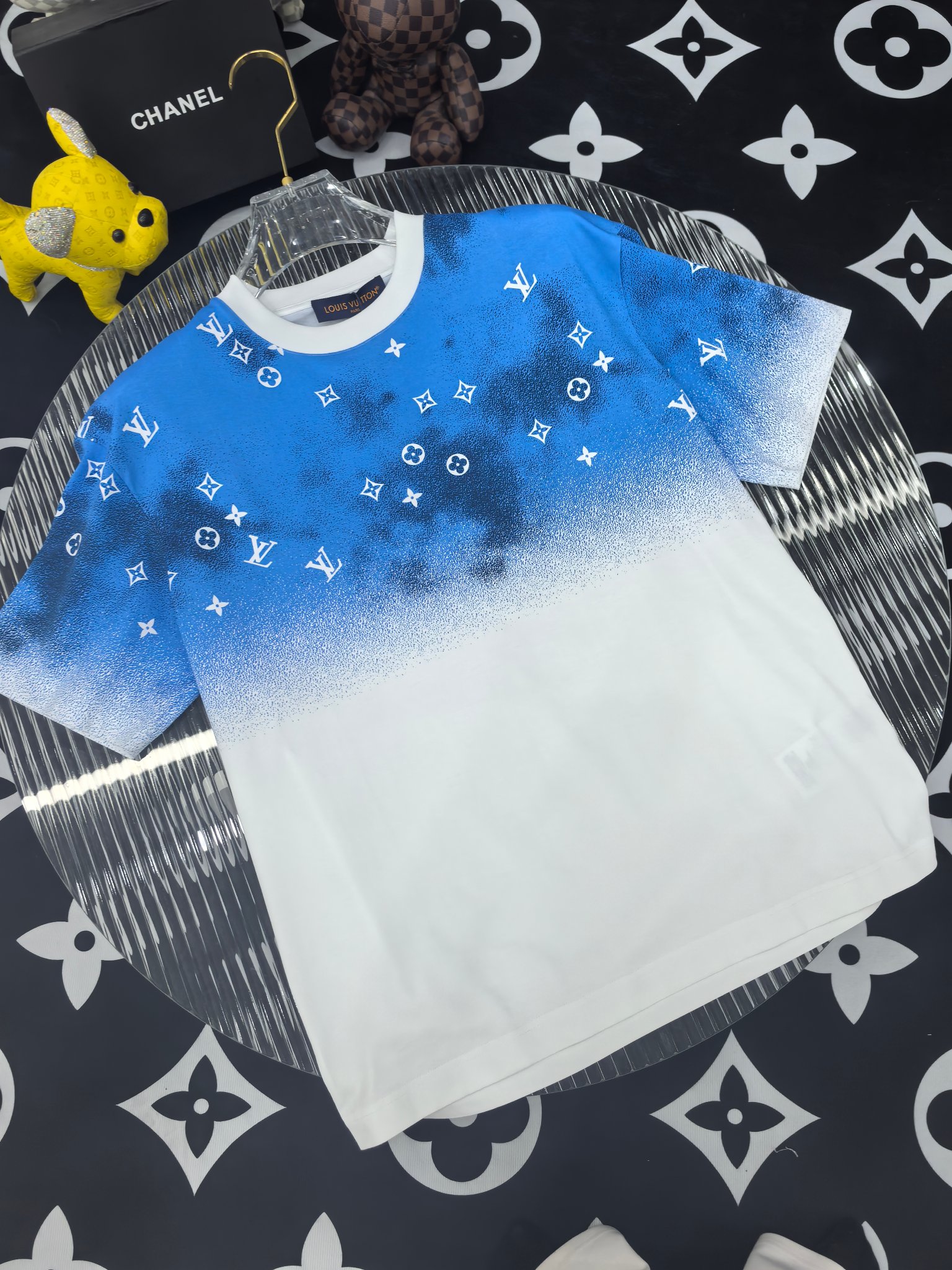 NO:746391,LV 2026 spring and summer new style debut counter, the latest short-sleeved round neck T-shirt, high-end customization, avant-garde and fashionable design!  The brand logo is designed with heavy craftsmanship. High-end customized mercerized cloud cotton fabric. Soft to the touch. Comfortable to wear. Exquisite stitching at the counter level. Fine workmanship. The upper body effect is incomparably handsome!  A must-have item for a stylish man!  Color Black White Size S-3XL FFF9,,louis vuitton,T-shirt,tees,t-shirt,19860909LV 2026春夏新款首发专柜最新款短袖圆领T恤 高端订制 设计前卫时尚！品牌logo重工艺设计 高端定制丝光云朵棉面料.手感柔软.穿着舒适.专柜级别精致车线.做工精细.上身效果无敌帅气！型男必备单品！ 颜色黑色 白色 码数S-3XL FFF9,,louis vuitton,T-shirt,tees，t-shirt,,Men's clothing