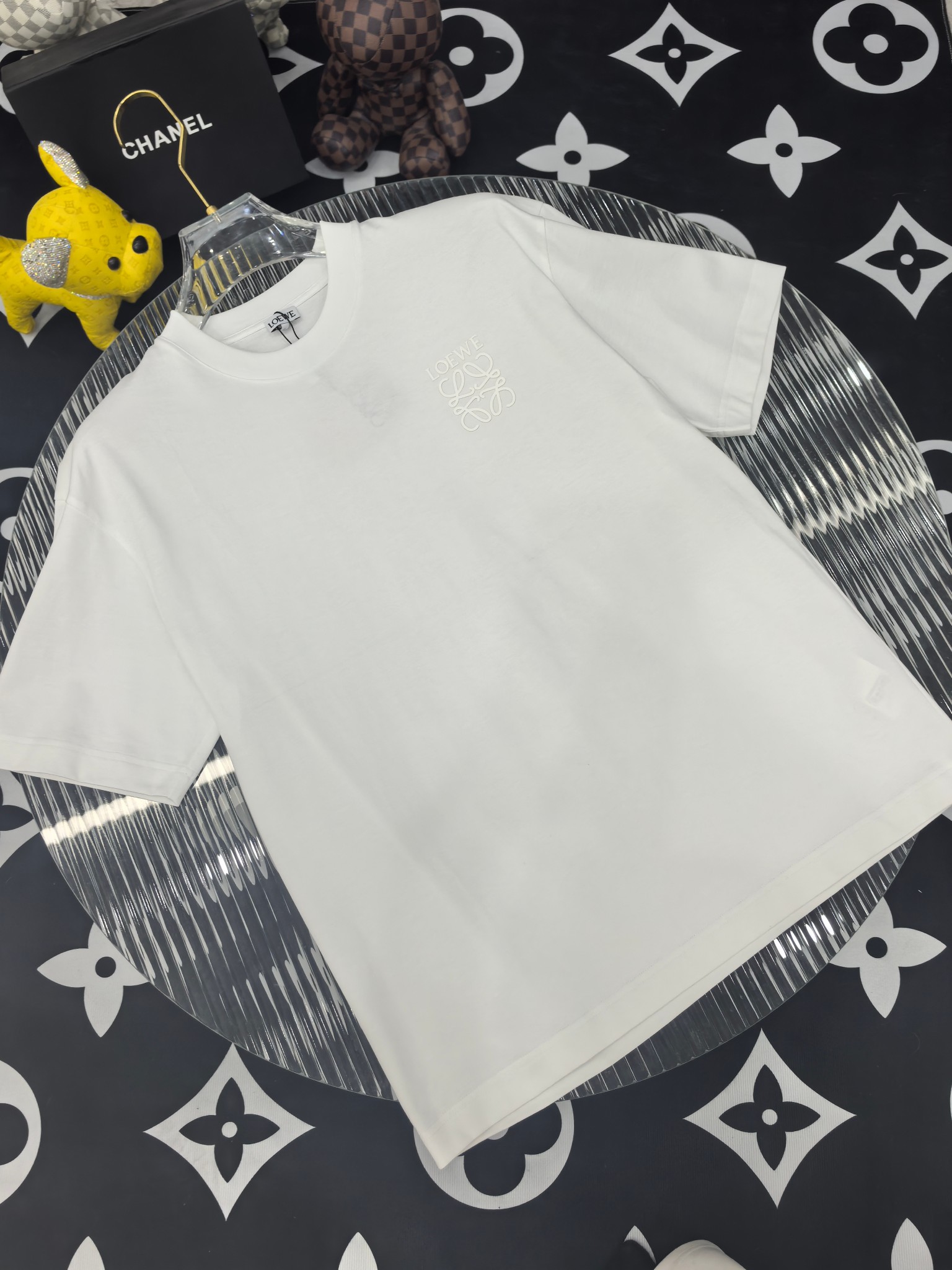 NO:746397,Luo Yiwei's 2026 spring and summer new style debut counter, the latest short-sleeved round neck T-shirt, high-end customization, avant-garde and fashionable design!  The brand logo is designed with heavy craftsmanship. High-end customized mercerized cloud cotton fabric. Soft to the touch. Comfortable to wear. Exquisite stitching at the counter level. Fine workmanship. The upper body effect is incomparably handsome!  A must-have item for a stylish man!  Color Black White Size S-3XL FFF9,,loewe,T-shirt,tees,t-shirt,19860909罗意威 2026春夏新款首发专柜最新款短袖圆领T恤 高端订制 设计前卫时尚！品牌logo重工艺设计 高端定制丝光云朵棉面料.手感柔软.穿着舒适.专柜级别精致车线.做工精细.上身效果无敌帅气！型男必备单品！ 颜色黑色 白色 码数S-3XL FFF9,,loewe,T-shirt,tees，t-shirt,,Men's clothing