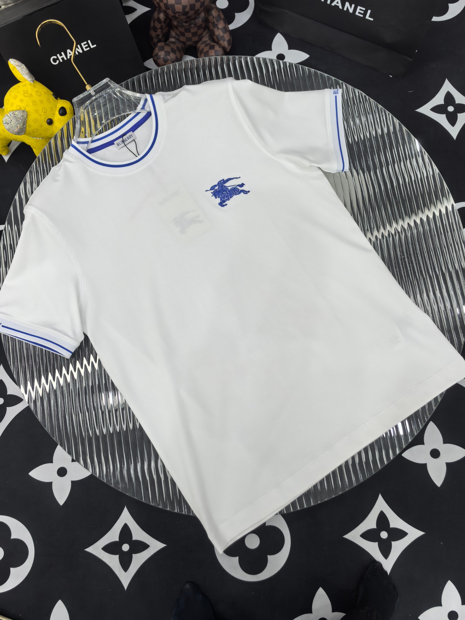 NO:746403,[Burberry 2026 Spring and Summer · High-end Customized T-shirts] The core fabric is Pima cotton imported from Peru × top-level mercerization technology. The core body feels silky smooth, excellent breathability and not stuffy. The core technology heavy industry three-dimensional logo, counter-level precision stitching. The core version is crisp and neat, modifying the body. Classic black and white two-color | M-3XL full size coverage FFF9,, burberry, tees, t-shirt,19860909【 巴宝莉 2026春夏 · 高阶定制T恤】 核心面料秘鲁进口匹马棉 × 顶级丝光工艺 核心体感蚕丝般柔滑,卓越透气不闷热 核心工艺重工立体Logo,专柜级精密车线 核心版型挺括利落,修饰身材 经典黑白双色 | M-3XL全码覆盖 FFF9,,burberry,tees，t-shirt,,Men's clothing