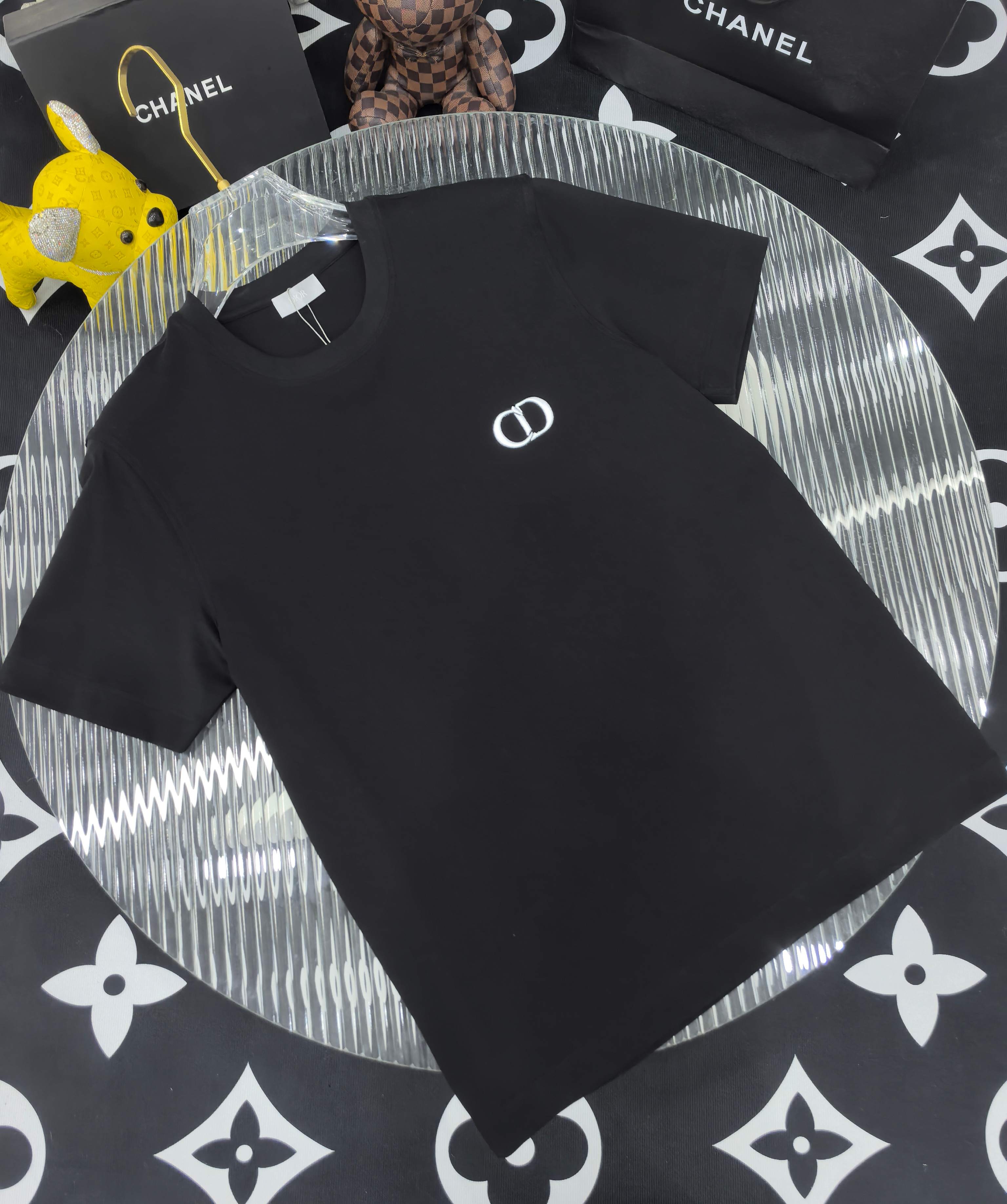 NO:746406,[Dior 2026 Spring and Summer · High-end Customized T-shirts] The core fabric is Pima cotton imported from Peru × top-level mercerization technology. The core body feels silky smooth, excellent breathability and not stuffy. The core technology heavy industry three-dimensional logo, counter-level precision stitching. The core version is crisp and neat, modifying the figure. Classic black and white two-color | M-3XL full size coverage FFF9, dior, tees, t-shirt,19860909【 迪奥 2026春夏 · 高阶定制T恤】 核心面料秘鲁进口匹马棉 × 顶级丝光工艺 核心体感蚕丝般柔滑,卓越透气不闷热 核心工艺重工立体Logo,专柜级精密车线 核心版型挺括利落,修饰身材 经典黑白双色 | M-3XL全码覆盖 FFF9,,dior,tees，t-shirt,,Men's clothing