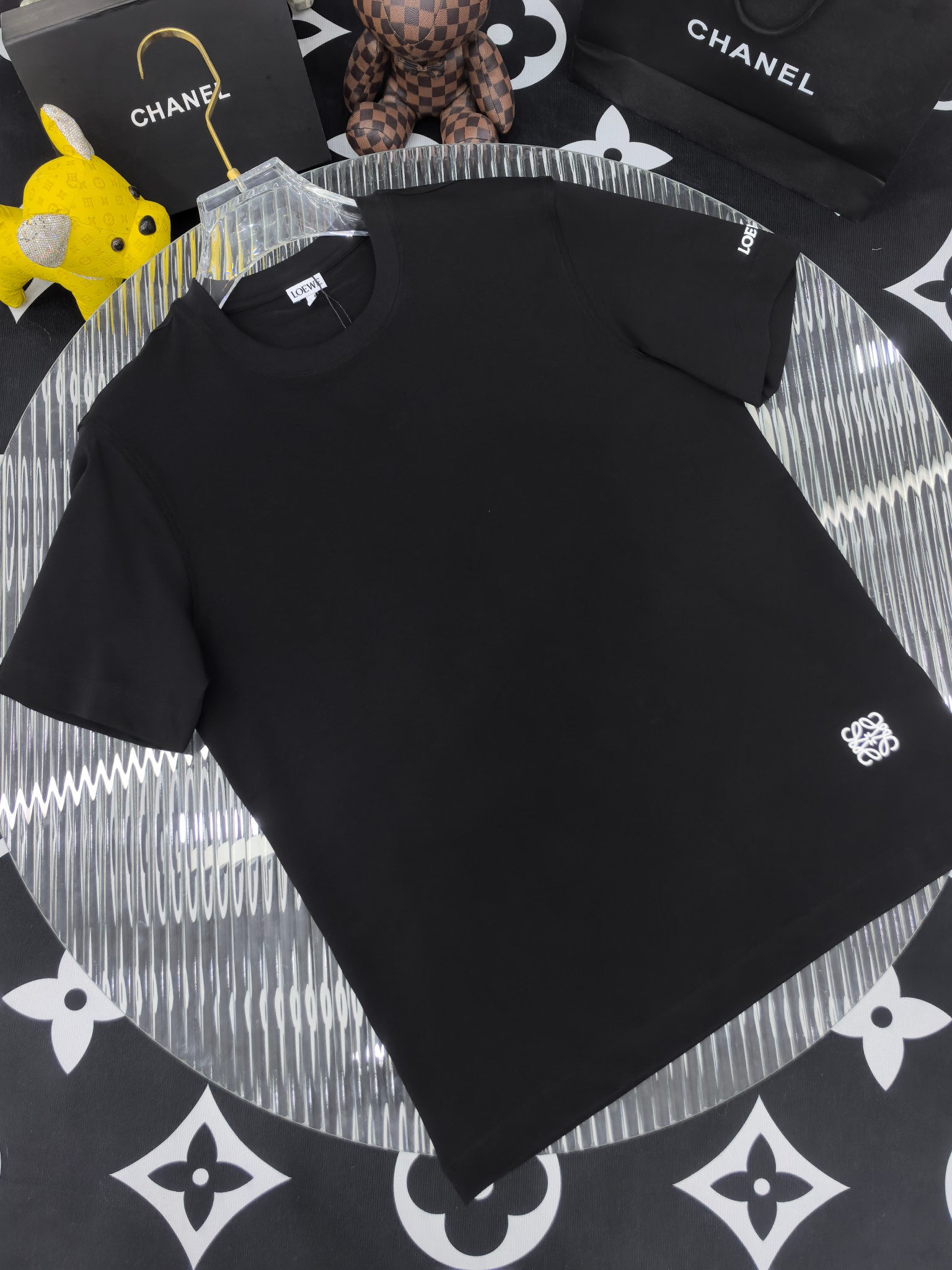 NO:746409,[Loewe 2026 Spring and Summer · High-end customized T-shirts] The core fabric is Pima cotton imported from Peru × top-level mercerization technology. The core body feels silky smooth, excellent breathability and not stuffy. The core technology is heavy industry three-dimensional logo, counter-level precision stitching. The core version is crisp and neat, modifying the body. Classic black and white two-color | M-3XL full size coverage FFF9,, loewe, tees, t-shirt,19860909【 罗意威 2026春夏 · 高阶定制T恤】 核心面料秘鲁进口匹马棉 × 顶级丝光工艺 核心体感蚕丝般柔滑,卓越透气不闷热 核心工艺重工立体Logo,专柜级精密车线 核心版型挺括利落,修饰身材 经典黑白双色 | M-3XL全码覆盖 FFF9,,loewe,tees，t-shirt,,Men's clothing