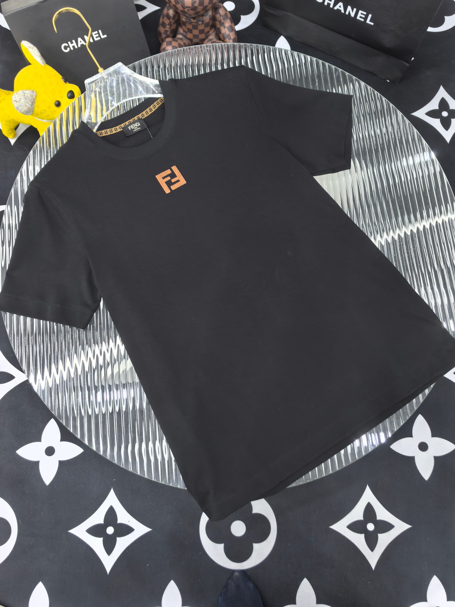 NO:746412,[ Fendi 2026 Spring and Summer · High-end Customized T-shirts ] Core fabric imported from Peru × top-level mercerization technology Core body feels silky smooth, excellent breathability and not stuffy Core technology heavy industry three-dimensional logo, counter-level precision stitching Core version crisp and neat, body modification Classic black and white two-color | M-3XL full size coverage FFF9, fendi, tees, t-shirt,19860909【 芬迪 2026春夏 · 高阶定制T恤】 核心面料秘鲁进口匹马棉 × 顶级丝光工艺 核心体感蚕丝般柔滑,卓越透气不闷热 核心工艺重工立体Logo,专柜级精密车线 核心版型挺括利落,修饰身材 经典黑白双色 | M-3XL全码覆盖 FFF9,,fendi,tees，t-shirt,,Men's clothing