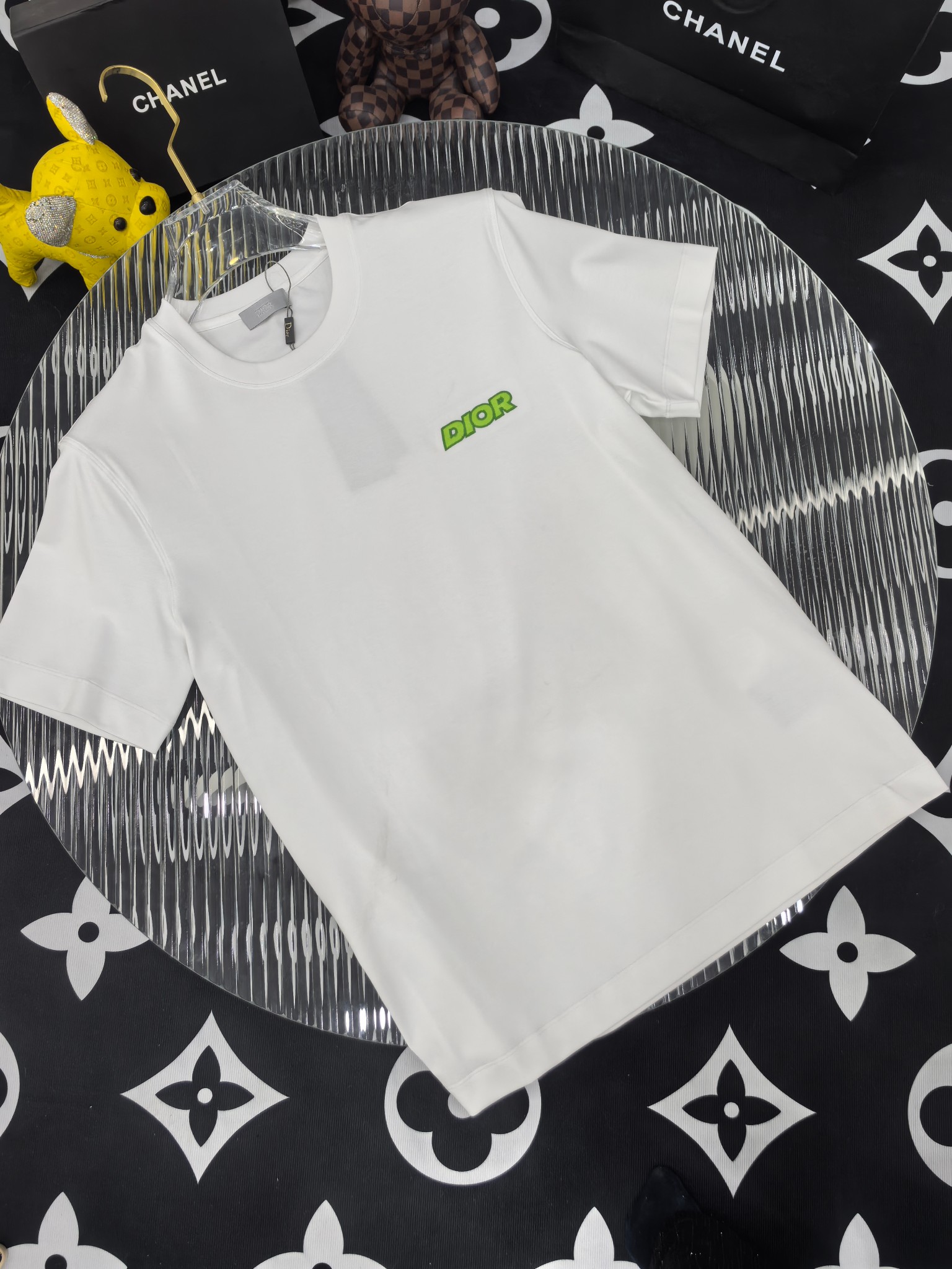 NO:746415,[Dior 2026 Spring and Summer · High-end Customized T-shirts] The core fabric is Pima cotton imported from Peru × top-level mercerization technology. The core body feels silky smooth, excellent breathability and not stuffy. The core technology heavy industry three-dimensional logo, counter-level precision stitching. The core version is crisp and neat, modifying the figure. Classic black and white two-color | M-3XL full size coverage FFF9, dior, tees, t-shirt,19860909【 迪奥 2026春夏 · 高阶定制T恤】 核心面料秘鲁进口匹马棉 × 顶级丝光工艺 核心体感蚕丝般柔滑,卓越透气不闷热 核心工艺重工立体Logo,专柜级精密车线 核心版型挺括利落,修饰身材 经典黑白双色 | M-3XL全码覆盖 FFF9,,dior,tees，t-shirt,,Men's clothing