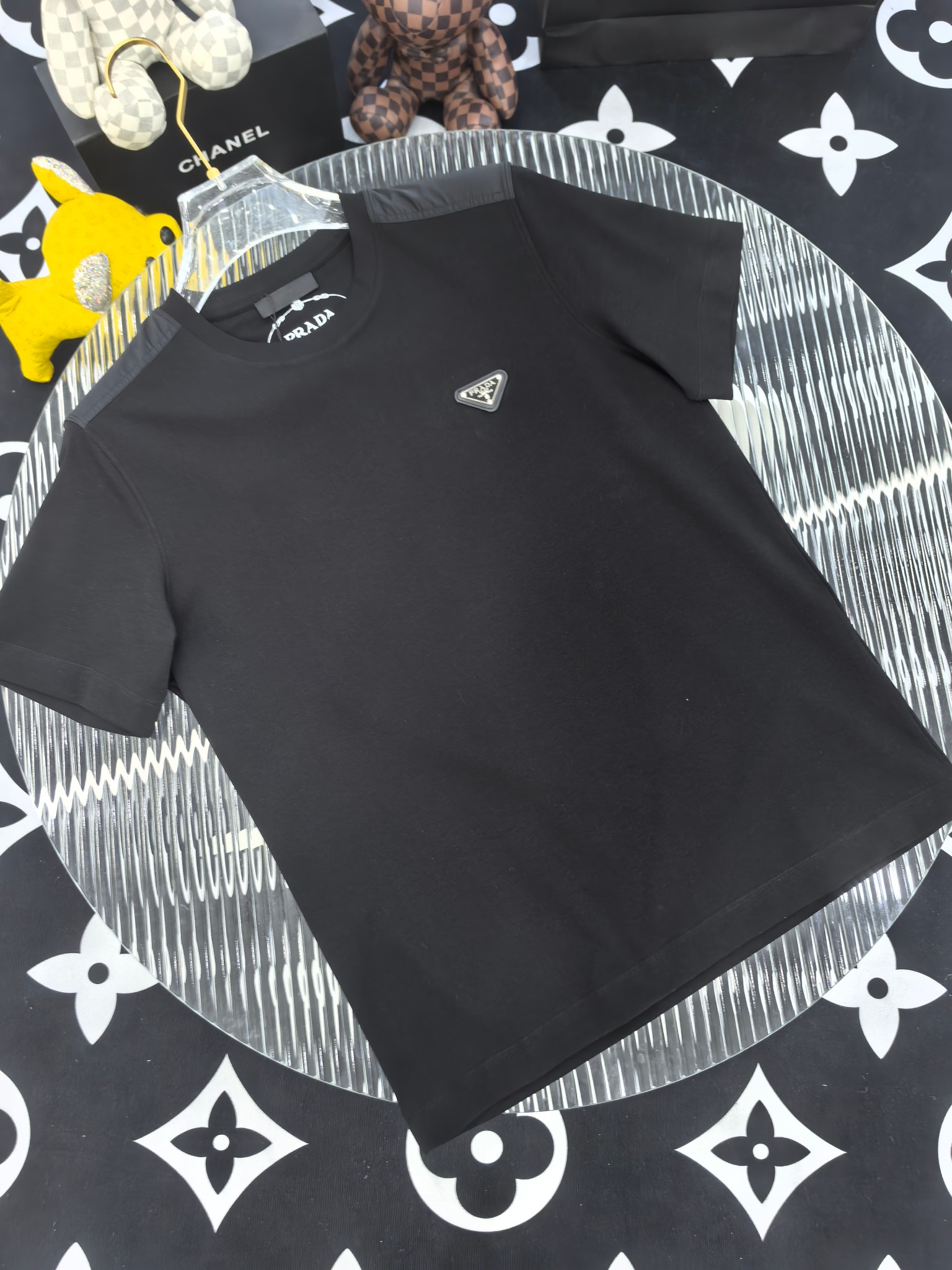 NO:746380,[Prada 2026 Spring and Summer · High-end Customized T-shirts] The core fabric is Pima cotton imported from Peru × top-level mercerization technology. The core body feels silky smooth, excellent breathability and not stuffy. The core technology heavy industry three-dimensional logo, counter-level precision stitching. The core version is crisp and neat, modifying the figure. Classic black and white two-color | M-3XL full size coverage FFF9, prada, tees, t-shirt,19860909【 普拉达 2026春夏 · 高阶定制T恤】 核心面料秘鲁进口匹马棉 × 顶级丝光工艺 核心体感蚕丝般柔滑,卓越透气不闷热 核心工艺重工立体Logo,专柜级精密车线 核心版型挺括利落,修饰身材 经典黑白双色 | M-3XL全码覆盖 FFF9,,prada,tees，t-shirt,,Men's clothing