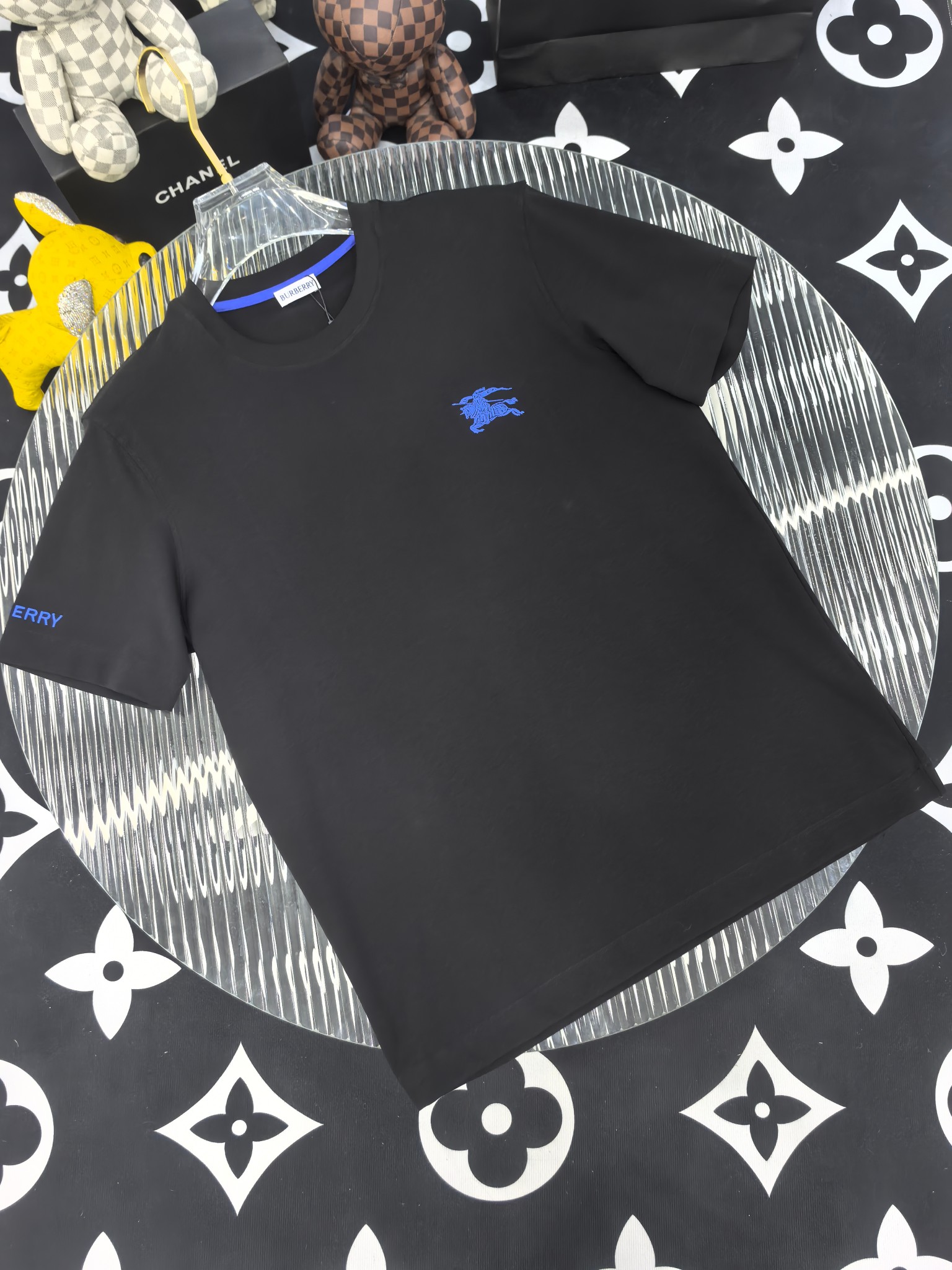 NO:746382,[Burberry 2026 Spring and Summer · High-end Customized T-shirts] The core fabric is Pima cotton imported from Peru × top-level mercerization technology. The core body feels silky smooth, excellent breathability and not stuffy. The core technology heavy industry three-dimensional logo, counter-level precision stitching. The core version is crisp and neat, modifying the body. Classic black and white two-color | M-3XL full size coverage FFF9,, burberry, tees, t-shirt,19860909【 巴宝莉 2026春夏 · 高阶定制T恤】 核心面料秘鲁进口匹马棉 × 顶级丝光工艺 核心体感蚕丝般柔滑,卓越透气不闷热 核心工艺重工立体Logo,专柜级精密车线 核心版型挺括利落,修饰身材 经典黑白双色 | M-3XL全码覆盖 FFF9,,burberry,tees，t-shirt,,Men's clothing