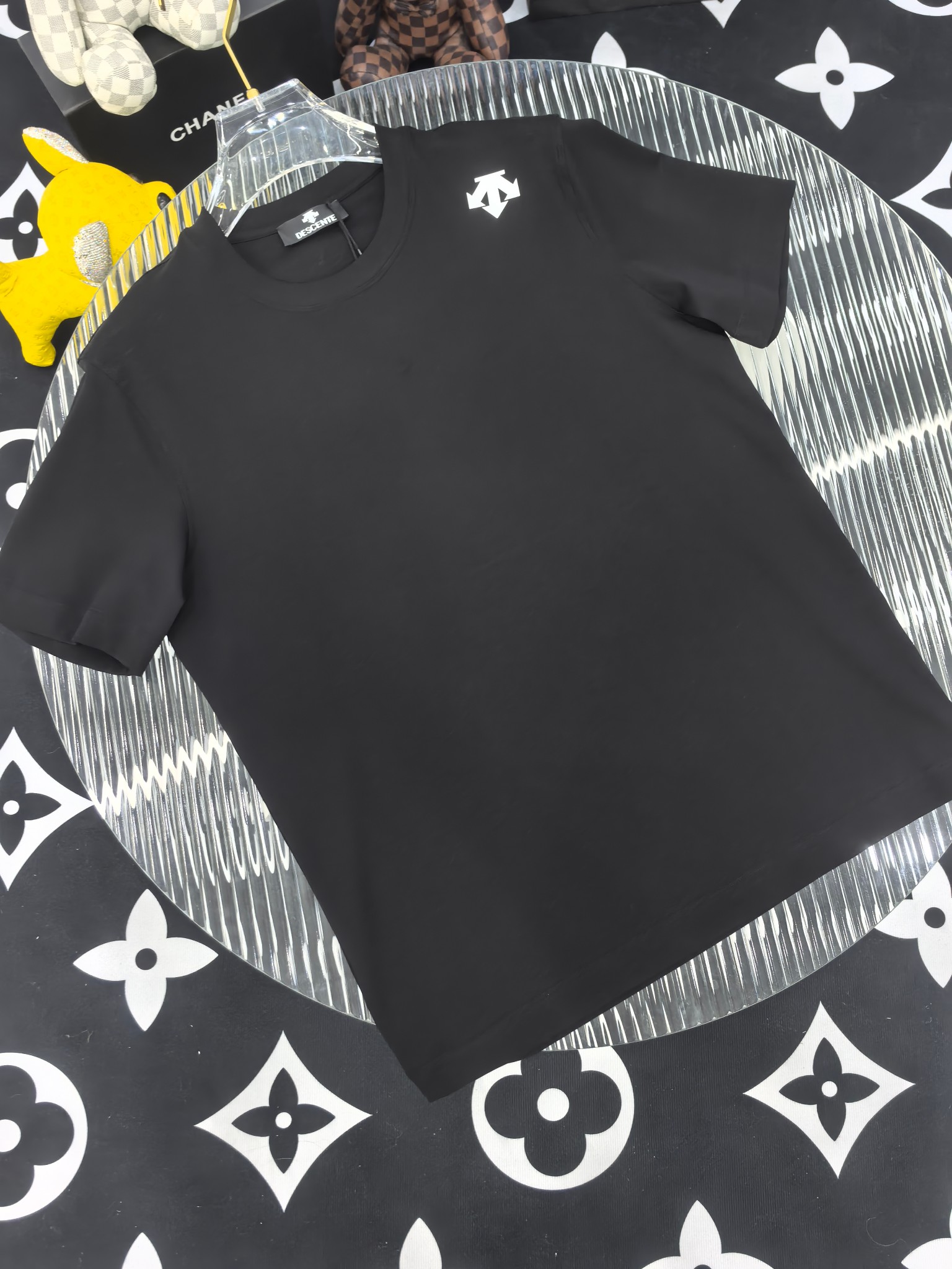 NO:746384,[Descente 2026 Spring and Summer · High-end Customized T-shirts] The core fabric is Pima cotton imported from Peru × top-level mercerization technology. The core body feels silky smooth, excellent breathability and not stuffy. The core technology is heavy industry three-dimensional logo, counter-level precision stitching. The core version is crisp and neat, modifying the body. Classic black and white two-color | M-3XL full size coverage FFF9, tees, t-shirt,19860909【 迪桑特 2026春夏 · 高阶定制T恤】 核心面料秘鲁进口匹马棉 × 顶级丝光工艺 核心体感蚕丝般柔滑,卓越透气不闷热 核心工艺重工立体Logo,专柜级精密车线 核心版型挺括利落,修饰身材 经典黑白双色 | M-3XL全码覆盖 FFF9,,tees，t-shirt,,Men's clothing