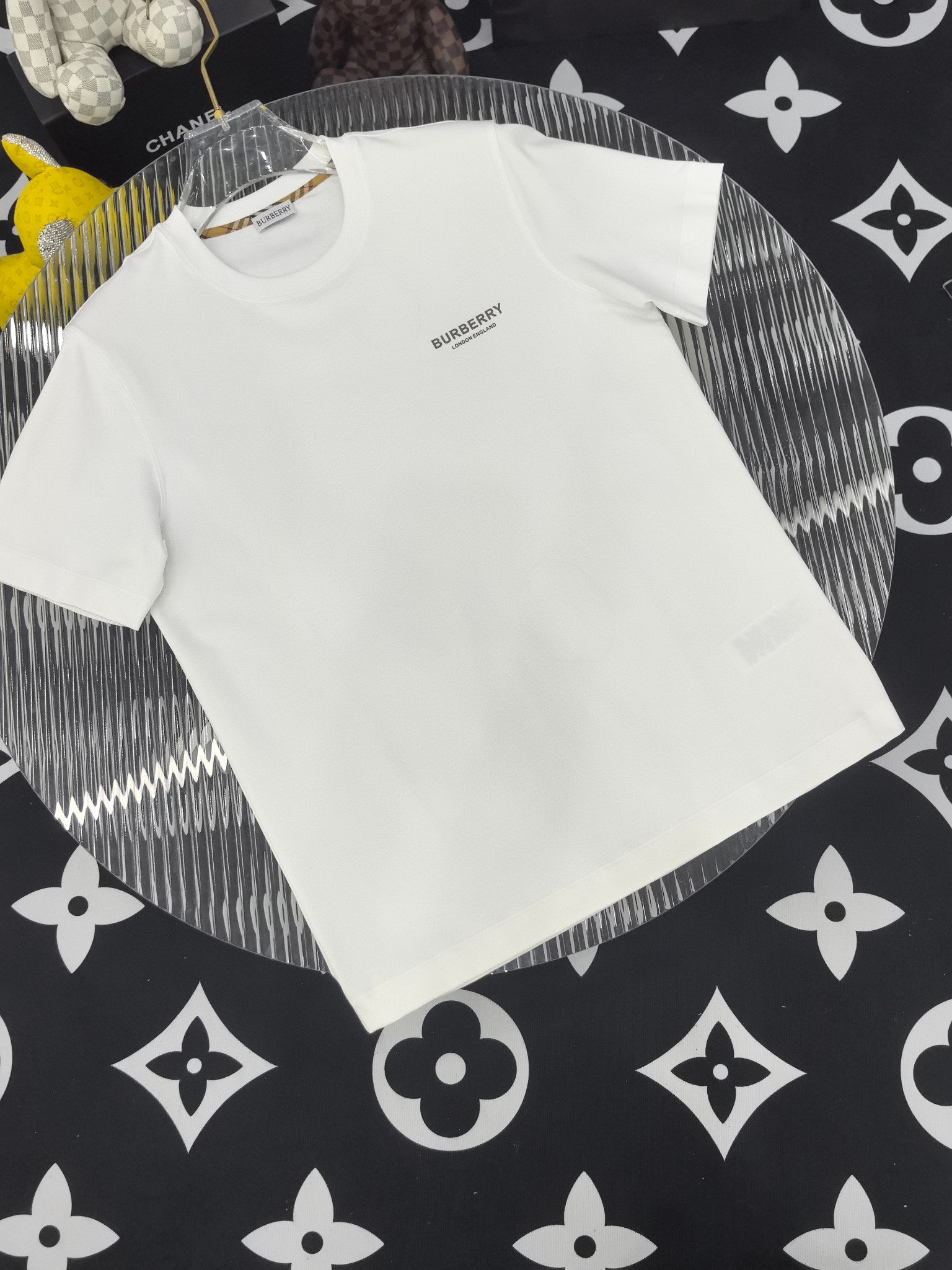 NO:746386,[Burberry 2026 Spring and Summer · High-end Customized T-shirts] The core fabric is Pima cotton imported from Peru × top-level mercerization technology. The core body feels silky smooth, excellent breathability and not stuffy. The core technology heavy industry three-dimensional logo, counter-level precision stitching. The core version is crisp and neat, modifying the body. Classic black and white two-color | M-3XL full size coverage FFF9,, burberry, tees, t-shirt,19860909【 巴宝莉 2026春夏 · 高阶定制T恤】 核心面料秘鲁进口匹马棉 × 顶级丝光工艺 核心体感蚕丝般柔滑,卓越透气不闷热 核心工艺重工立体Logo,专柜级精密车线 核心版型挺括利落,修饰身材 经典黑白双色 | M-3XL全码覆盖 FFF9,,burberry,tees，t-shirt,,Men's clothing