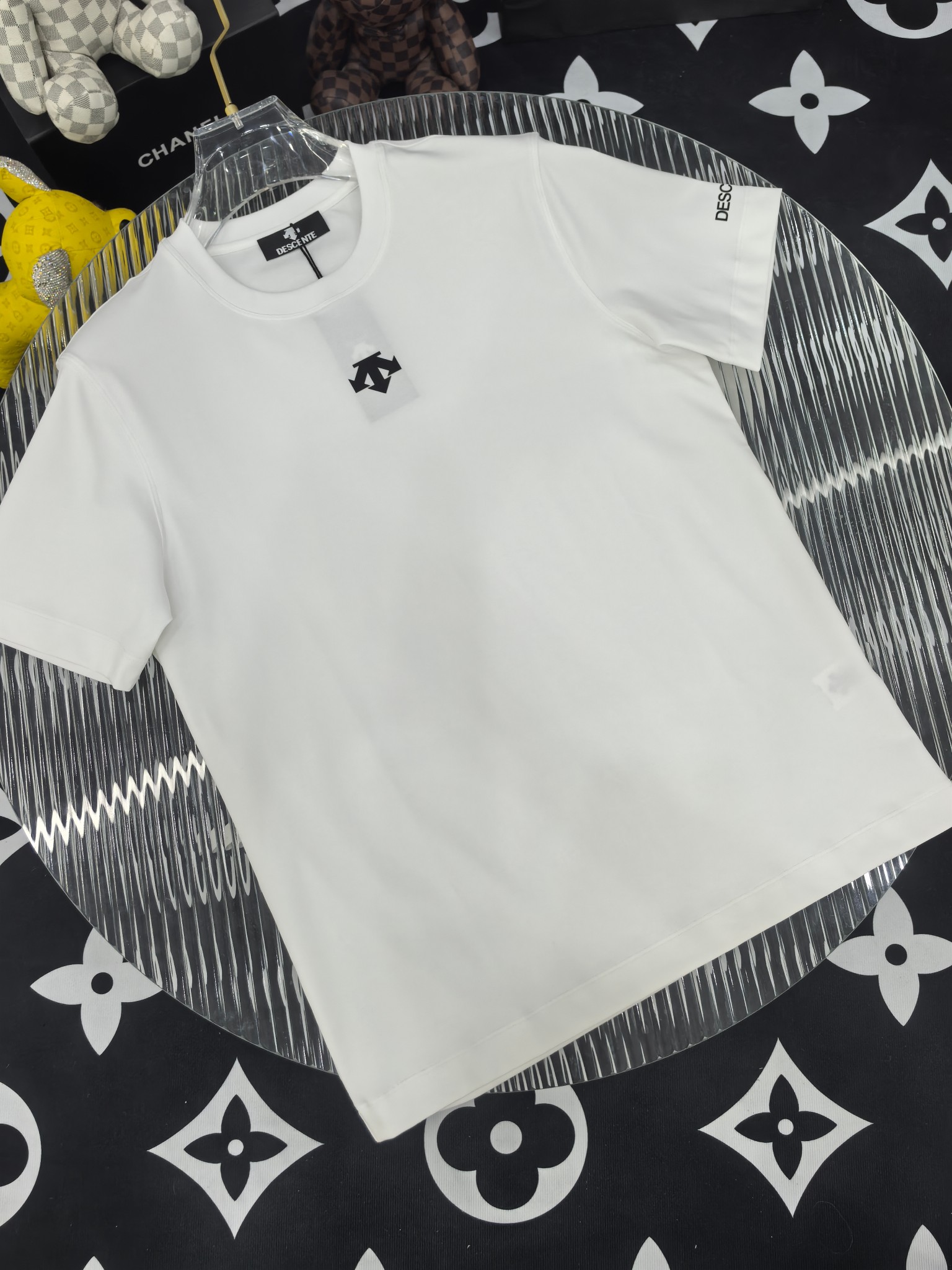 NO:746388,[Descente 2026 Spring and Summer · High-end Customized T-shirts] The core fabric is Pima cotton imported from Peru × top-level mercerization technology. The core body feels silky smooth, excellent breathability and not stuffy. The core technology is heavy industry three-dimensional logo, counter-level precision stitching. The core version is crisp and neat, modifying the body. Classic black and white two-color | M-3XL full size coverage FFF9, tees, t-shirt,19860909【 迪桑特 2026春夏 · 高阶定制T恤】 核心面料秘鲁进口匹马棉 × 顶级丝光工艺 核心体感蚕丝般柔滑,卓越透气不闷热 核心工艺重工立体Logo,专柜级精密车线 核心版型挺括利落,修饰身材 经典黑白双色 | M-3XL全码覆盖 FFF9,,tees，t-shirt,,Men's clothing