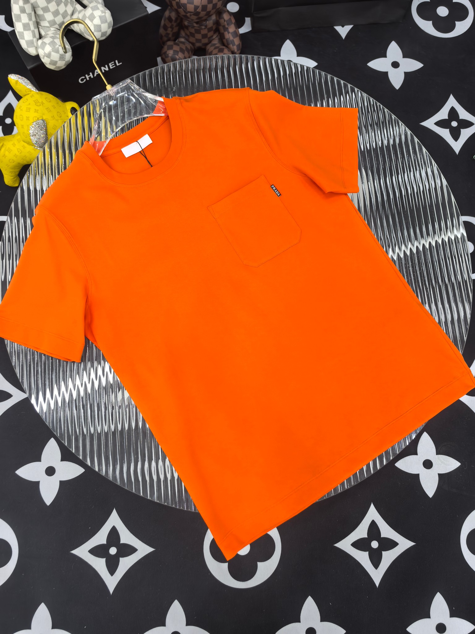 NO:746390,[Prada 2026 Spring and Summer · High-end Customized T-shirts] The core fabric is Pima cotton imported from Peru × top-level mercerization technology. The core body feels silky smooth, excellent breathability and not stuffy. The core technology heavy industry three-dimensional logo, counter-level precision stitching. The core version is crisp and neat, modifying the figure. Classic black and white orange and green | M-3XL full size coverage FFF9, prada, tees, t-shirt,19860909【 普拉达 2026春夏 · 高阶定制T恤】 核心面料秘鲁进口匹马棉 × 顶级丝光工艺 核心体感蚕丝般柔滑,卓越透气不闷热 核心工艺重工立体Logo,专柜级精密车线 核心版型挺括利落,修饰身材 经典黑白橘绿色 | M-3XL全码覆盖 FFF9,,prada,tees，t-shirt,,Men's clothing