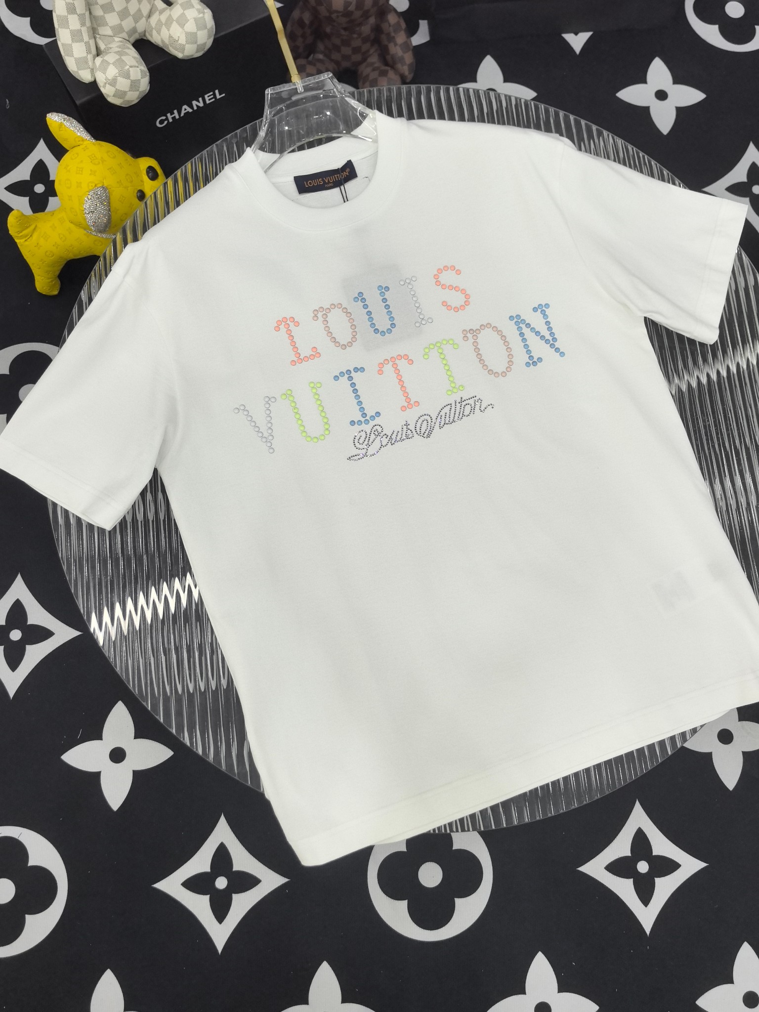 NO:746373,[LV 2026 Spring and Summer · High-end Customized T-shirts] The core fabric is Pima cotton imported from Peru × top mercerization technology. The core body feels silky smooth, excellent breathability and not stuffy. The core technology is heavy industry three-dimensional logo, counter-level precision stitching. The core version is crisp and neat, modifying the body. Classic black and white two-color | S-3XL full size coverage FFF9, Louis Vuitton, tees, t-shirt,19860909【 LV 2026春夏 · 高阶定制T恤】 核心面料秘鲁进口匹马棉 × 顶级丝光工艺 核心体感蚕丝般柔滑,卓越透气不闷热 核心工艺重工立体Logo,专柜级精密车线 核心版型挺括利落,修饰身材 经典黑白双色 | S-3XL全码覆盖 FFF9,,louis vuitton,tees，t-shirt,,Men's clothing