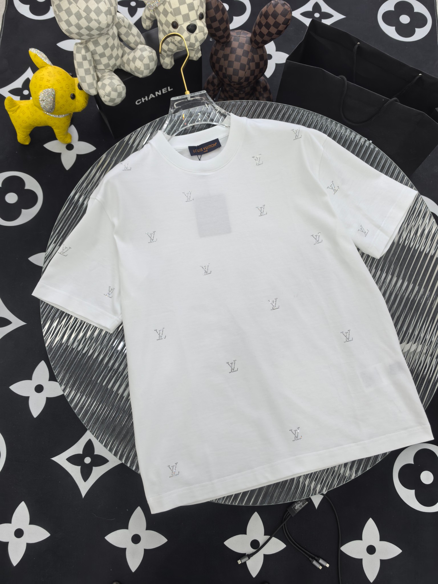 NO:746375,[LV 2026 Spring and Summer · High-end Customized T-shirts] The core fabric is Pima cotton imported from Peru × top mercerization technology. The core body feels silky smooth, excellent breathability and not stuffy. The core technology is heavy industry three-dimensional logo, counter-level precision stitching. The core version is crisp and neat, modifying the body. Classic black and white pink and green | S-3XL full size coverage FFF9, Louis Vuitton, tees, t-shirt,19860909【 LV 2026春夏 · 高阶定制T恤】 核心面料秘鲁进口匹马棉 × 顶级丝光工艺 核心体感蚕丝般柔滑,卓越透气不闷热 核心工艺重工立体Logo,专柜级精密车线 核心版型挺括利落,修饰身材 经典黑白粉绿色 | S-3XL全码覆盖 FFF9,,louis vuitton,tees，t-shirt,,Men's clothing