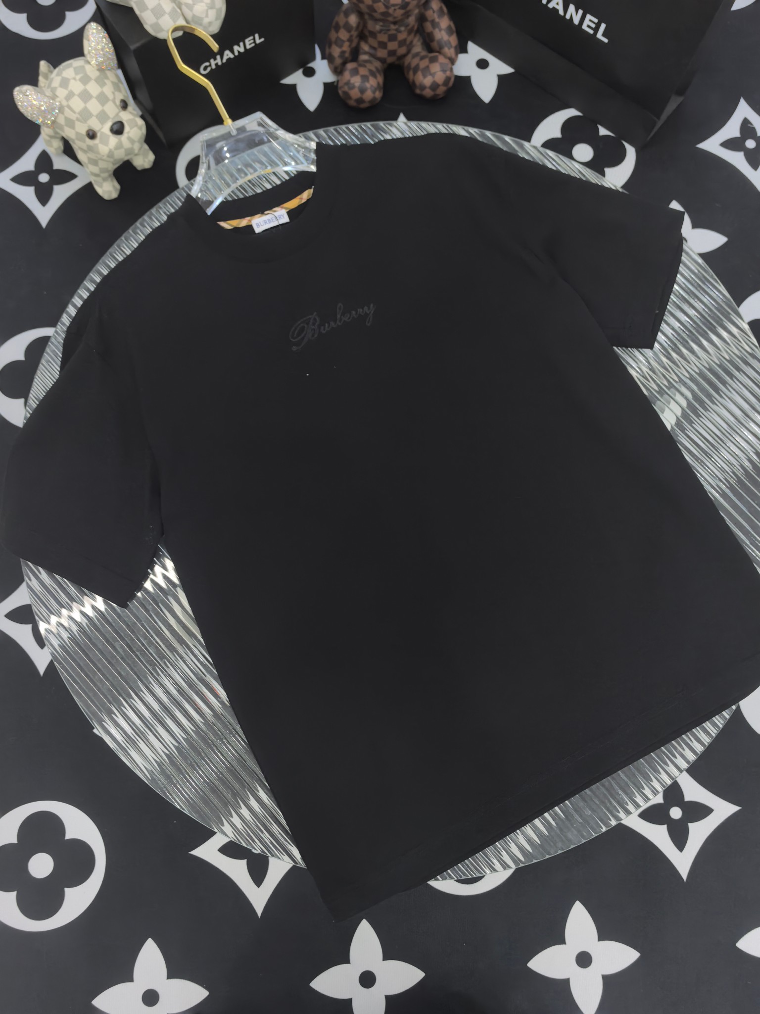 NO:746377,[Burberry 2026 Spring and Summer · High-end Customized T-shirts] The core fabric is Pima cotton imported from Peru × top mercerization technology. The core body feels silky smooth, excellent breathability and not stuffy. The core technology is heavy industry three-dimensional logo, counter-level precision stitching. The core version is crisp and neat, modifying the body. Classic black and white two-color | S-3XL full size coverage FFF9,, burberry, tees, t-shirt,19860909【 巴宝莉 2026春夏 · 高阶定制T恤】 核心面料秘鲁进口匹马棉 × 顶级丝光工艺 核心体感蚕丝般柔滑,卓越透气不闷热 核心工艺重工立体Logo,专柜级精密车线 核心版型挺括利落,修饰身材 经典黑白双色 | S-3XL全码覆盖 FFF9,,burberry,tees，t-shirt,,Men's clothing