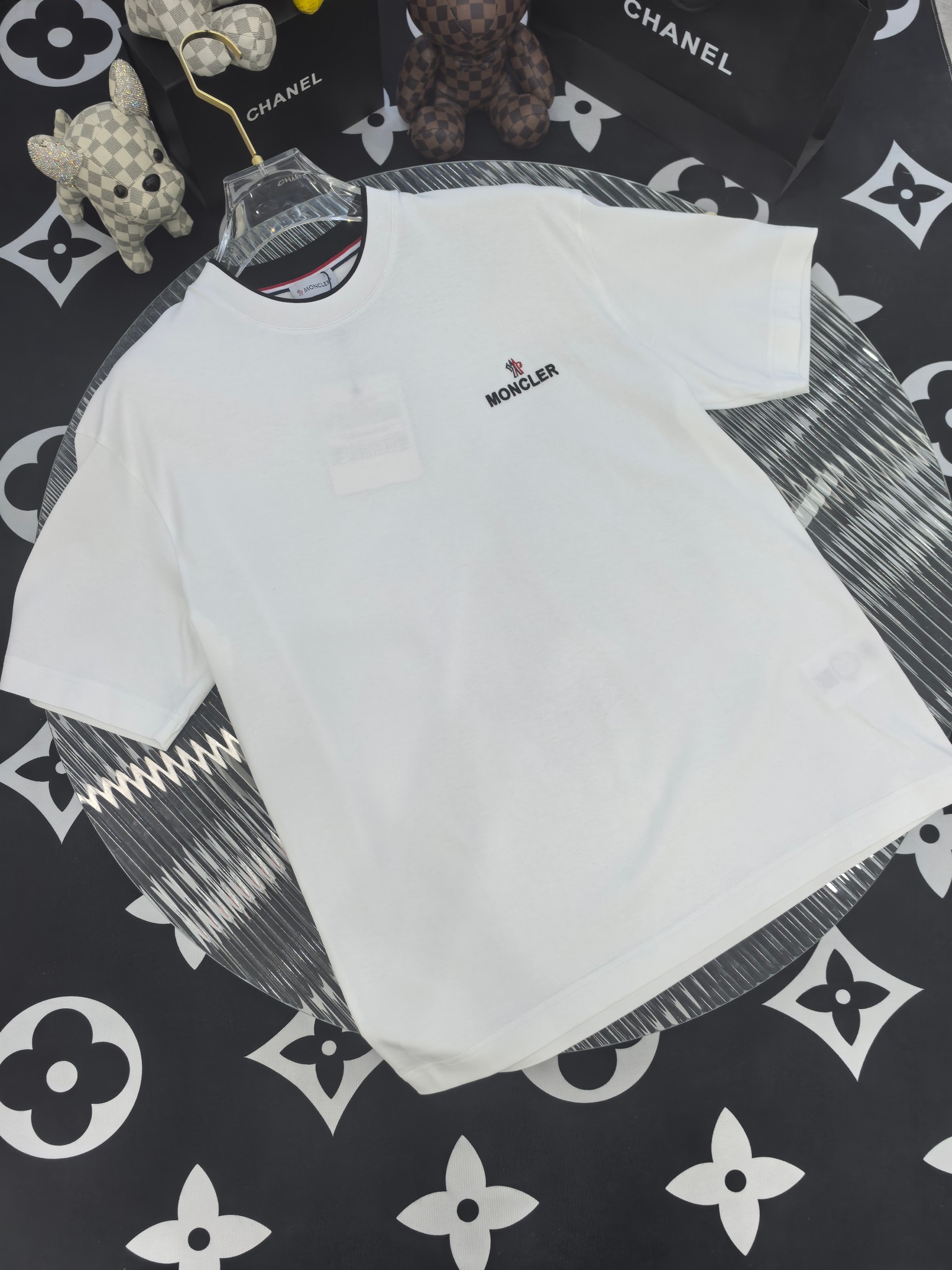 NO:746379,[Mengkou Spring/Summer 2026 · High-end customized T-shirt] Core fabric imported from Peru × top-grade mercerization technology. The core body feels silky smooth, excellent breathability and not stuffy. Core technology heavy industry three-dimensional logo, counter-level precision stitching. The core version is crisp and neat, modifying the body. Classic black and white two-color | S-3XL full size coverage FFF9, Moncler, tees, t-shirt,19860909【 蒙口 2026春夏 · 高阶定制T恤】 核心面料秘鲁进口匹马棉 × 顶级丝光工艺 核心体感蚕丝般柔滑,卓越透气不闷热 核心工艺重工立体Logo,专柜级精密车线 核心版型挺括利落,修饰身材 经典黑白双色 | S-3XL全码覆盖 FFF9,,Moncler,tees，t-shirt,,Men's clothing