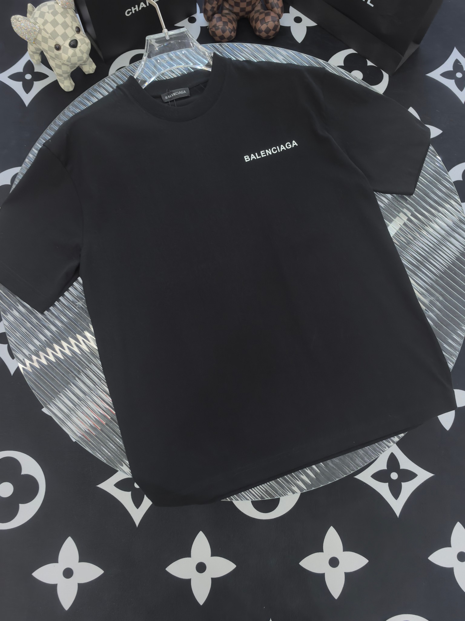 NO:746383,[Balenciaga 2026 Spring and Summer · High-end Customized T-shirts] Core fabric imported from Peru × top-grade mercerization technology. The core body feels silky smooth, excellent breathability and not stuffy. Core technology heavy industry three-dimensional logo, counter-level precision stitching. The core version is crisp and neat, modifying the body. Classic black and white two-color | S-3XL full size coverage FFF9,, balenciaga, tees, t-shirt,19860909【 巴黎世家 2026春夏 · 高阶定制T恤】 核心面料秘鲁进口匹马棉 × 顶级丝光工艺 核心体感蚕丝般柔滑,卓越透气不闷热 核心工艺重工立体Logo,专柜级精密车线 核心版型挺括利落,修饰身材 经典黑白双色 | S-3XL全码覆盖 FFF9,,balenciaga,tees，t-shirt,,Men's clothing