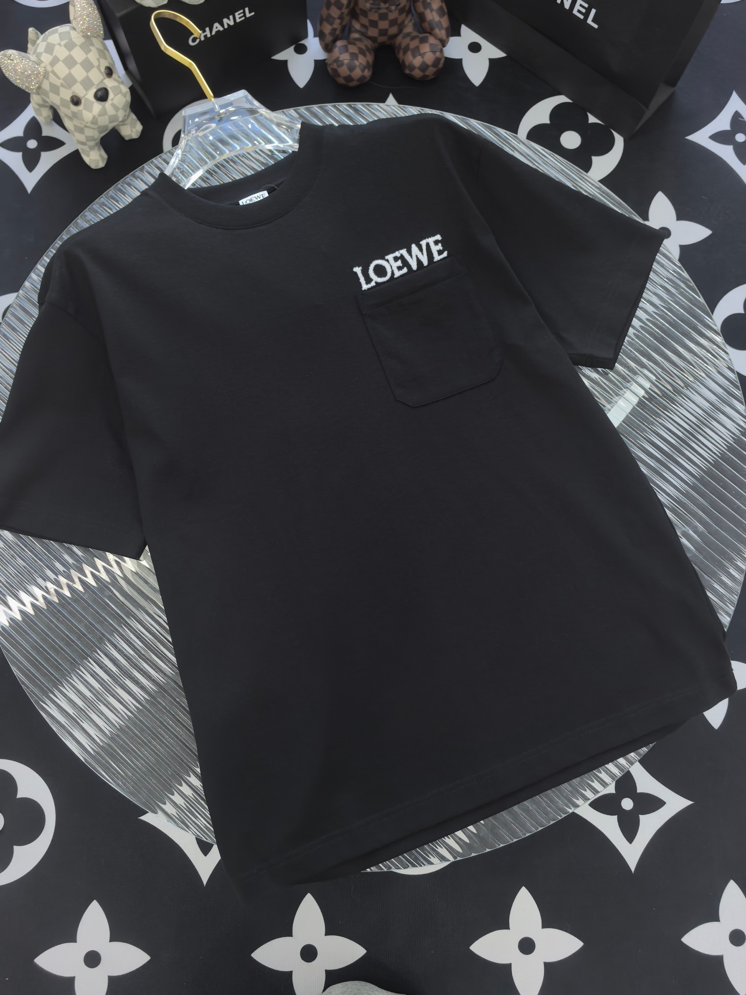 NO:746385,[Loewe 2026 Spring and Summer · High-end Customized T-shirts] The core fabric is Pima cotton imported from Peru × top-level mercerization technology. The core body feels silky smooth, excellent breathability and not stuffy. The core technology is heavy industry three-dimensional logo, counter-level precision stitching. The core version is crisp and neat, modifying the figure. Classic black and white two-color | S-3XL full size coverage FFF9,, loewe, tees, t-shirt,19860909【 罗意威 2026春夏 · 高阶定制T恤】 核心面料秘鲁进口匹马棉 × 顶级丝光工艺 核心体感蚕丝般柔滑,卓越透气不闷热 核心工艺重工立体Logo,专柜级精密车线 核心版型挺括利落,修饰身材 经典黑白双色 | S-3XL全码覆盖 FFF9,,loewe,tees，t-shirt,,Men's clothing