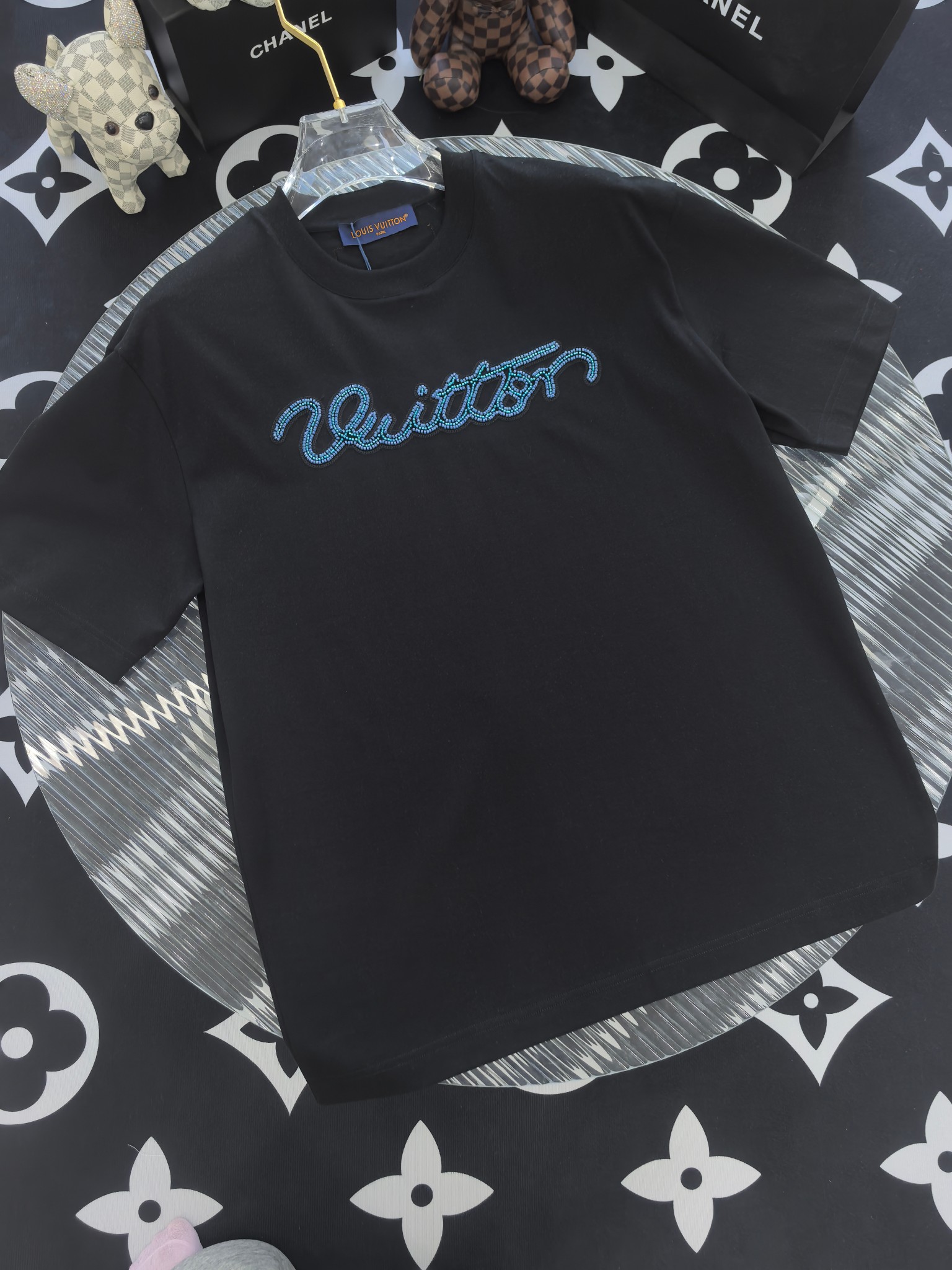 NO:746387,[LV 2026 Spring and Summer · High-end Customized T-shirts] The core fabric is Pima cotton imported from Peru × top mercerization technology. The core body feels silky smooth, excellent breathability and not stuffy. The core technology is heavy industry three-dimensional logo, counter-level precision stitching. The core version is crisp and neat, modifying the body. Classic black and white two-color | S-3XL full size coverage FFF9, Louis Vuitton, tees, t-shirt,19860909【 LV 2026春夏 · 高阶定制T恤】 核心面料秘鲁进口匹马棉 × 顶级丝光工艺 核心体感蚕丝般柔滑,卓越透气不闷热 核心工艺重工立体Logo,专柜级精密车线 核心版型挺括利落,修饰身材 经典黑白双色 | S-3XL全码覆盖 FFF9,,louis vuitton,tees，t-shirt,,Men's clothing