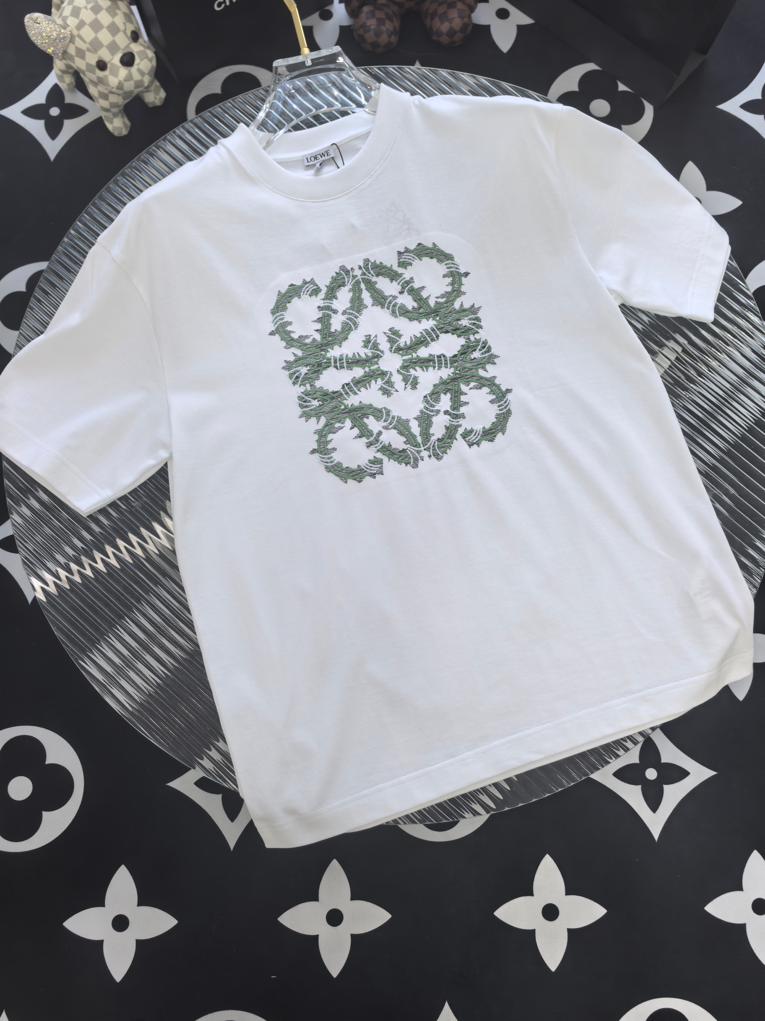 NO:746389,[Loewe 2026 Spring and Summer · High-end Customized T-shirts] The core fabric is Pima cotton imported from Peru × top-level mercerization technology. The core body feels silky smooth, excellent breathability and not stuffy. The core technology is heavy industry three-dimensional logo, counter-level precision stitching. The core version is crisp and neat, modifying the figure. Classic black and white two-color | S-3XL full size coverage FFF9,, loewe, tees, t-shirt,19860909【 罗意威 2026春夏 · 高阶定制T恤】 核心面料秘鲁进口匹马棉 × 顶级丝光工艺 核心体感蚕丝般柔滑,卓越透气不闷热 核心工艺重工立体Logo,专柜级精密车线 核心版型挺括利落,修饰身材 经典黑白双色 | S-3XL全码覆盖 FFF9,,loewe,tees，t-shirt,,Men's clothing