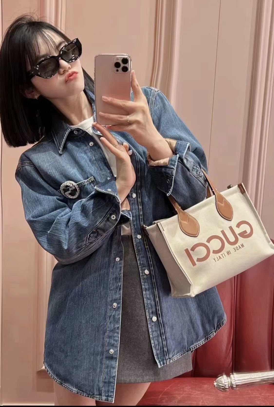 Gucci small tote bag upper body photo