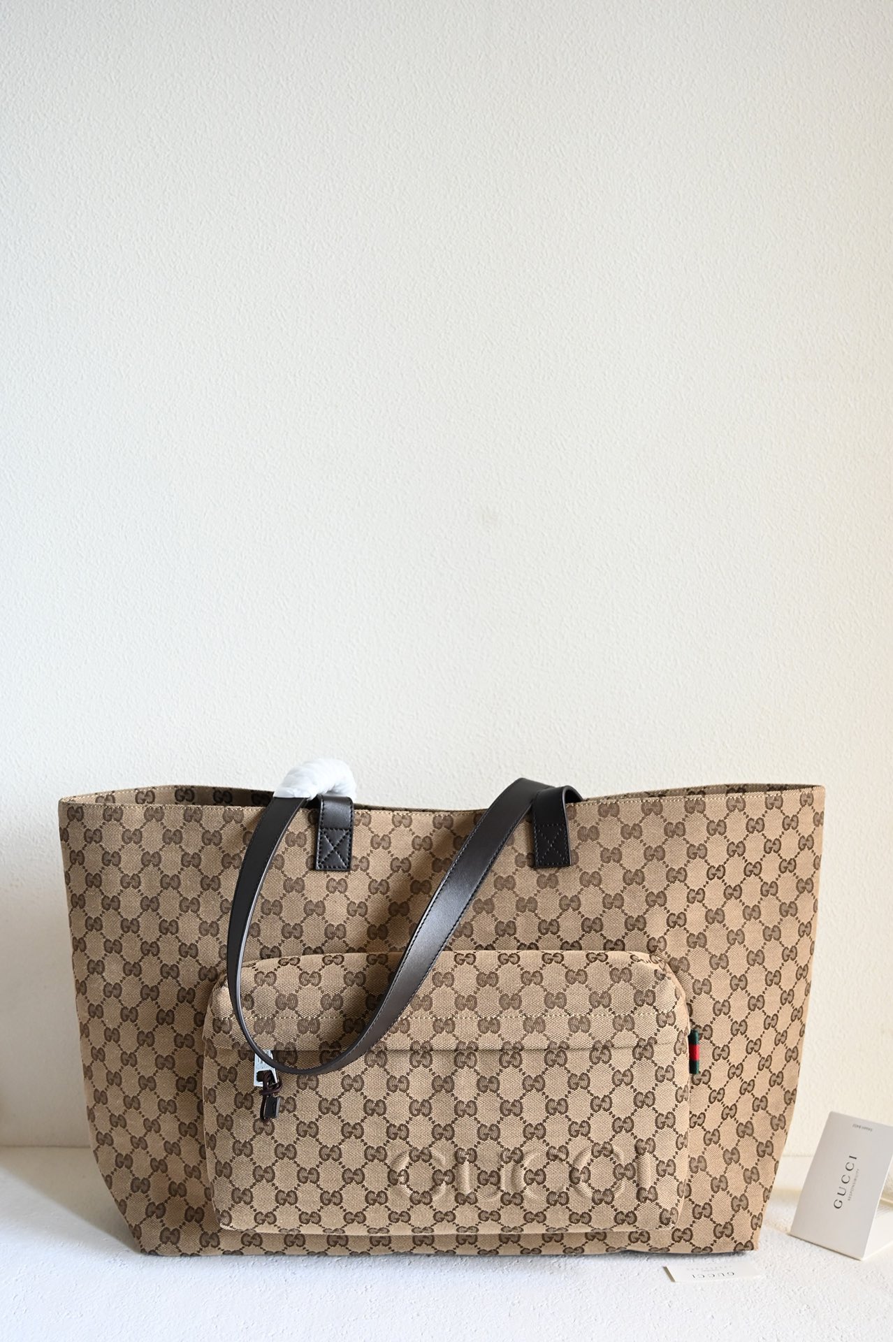 Gucci Rare Edition Counter Inspection [New Product] Large GG Tote Bag. The classic pieces of the autumn and winter men's series vividly display s