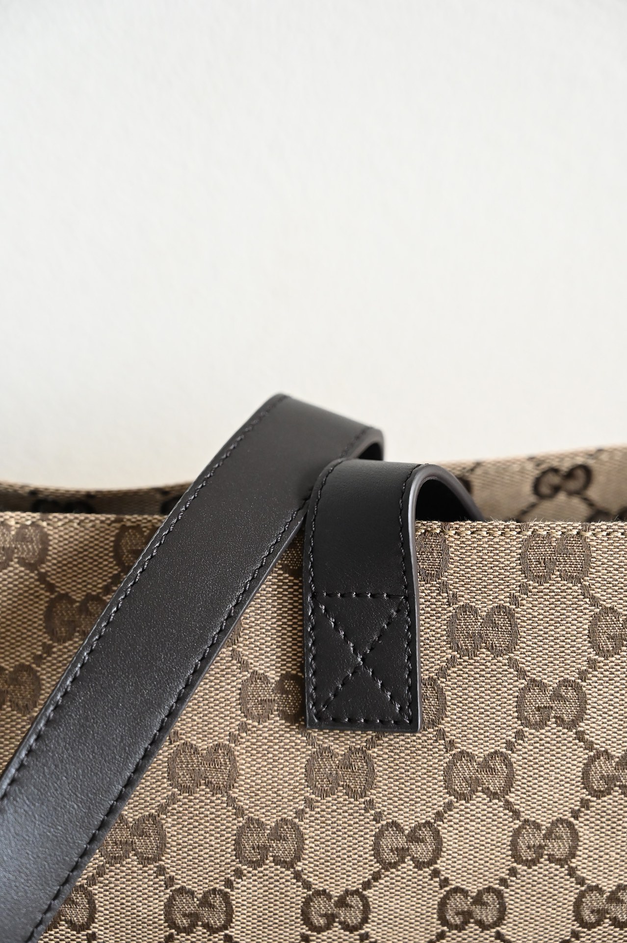 Gucci Rare Edition Counter Inspection [New Product] Large GG Tote Bag. The classic pieces of the autumn and winter men's series vividly display s