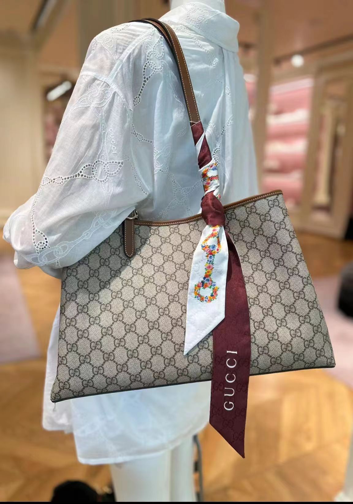 Gucci Upper body figure advanced details