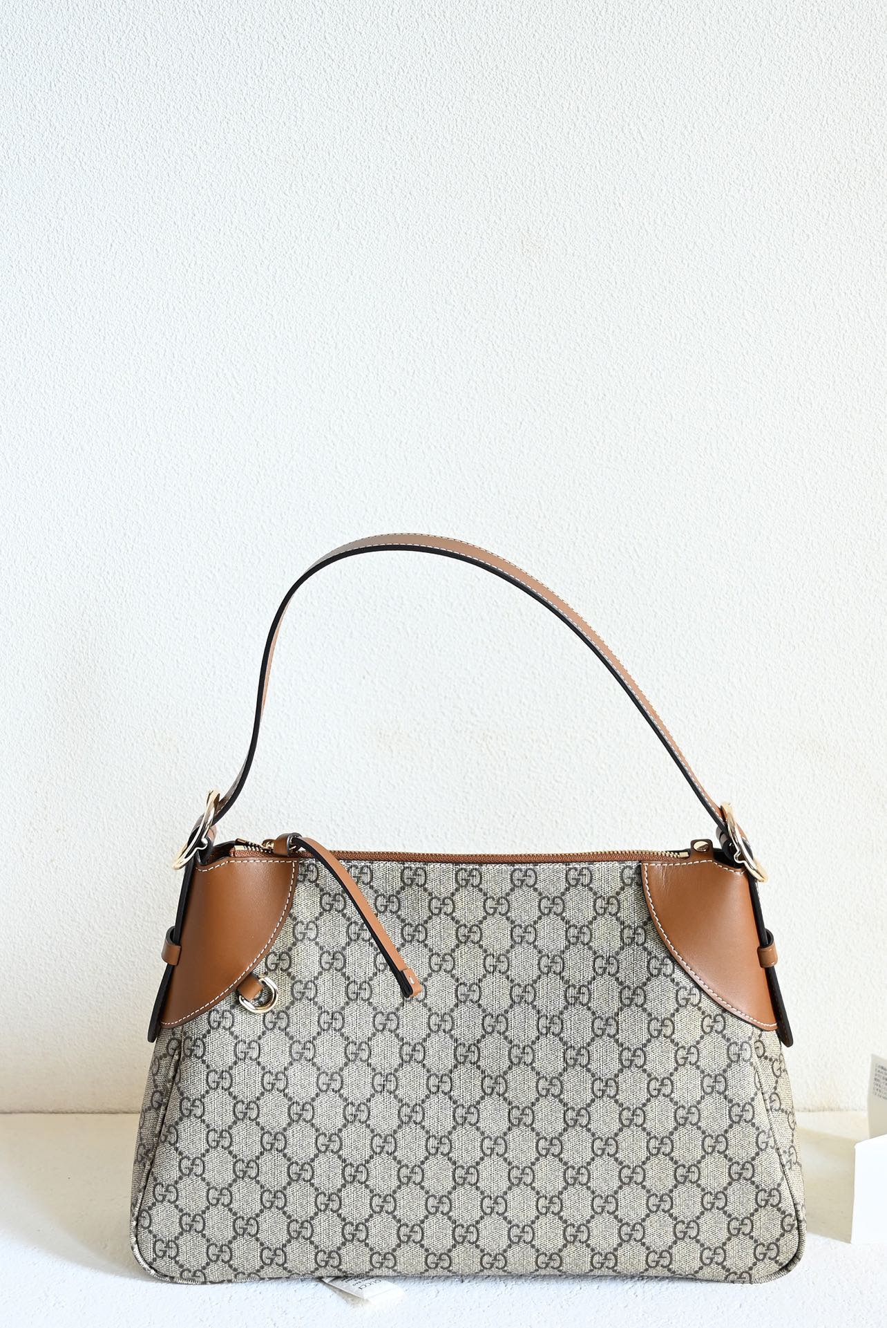Gucci Rare Edition Counter [New Product] GG This Shopping Bag The GG pattern and striped webbing, two of the brand's most recognizable elements,