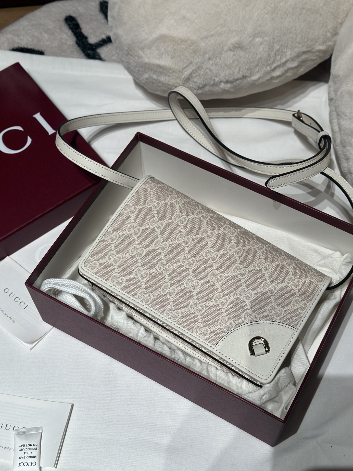GG Emblem Series Ultra Mini Shoulder Bag  
Cute and exquisite WOC small bag  
Portable and elegant item  
Equipped with D-ring for detachable accessories  
Multiple card slots with flat pockets  
Beautiful practicality  
Model: 820688 Brown & White  
[Top-grade original factory]  
Ultra mini size: 20 x 12.5 x 5 cm image 1