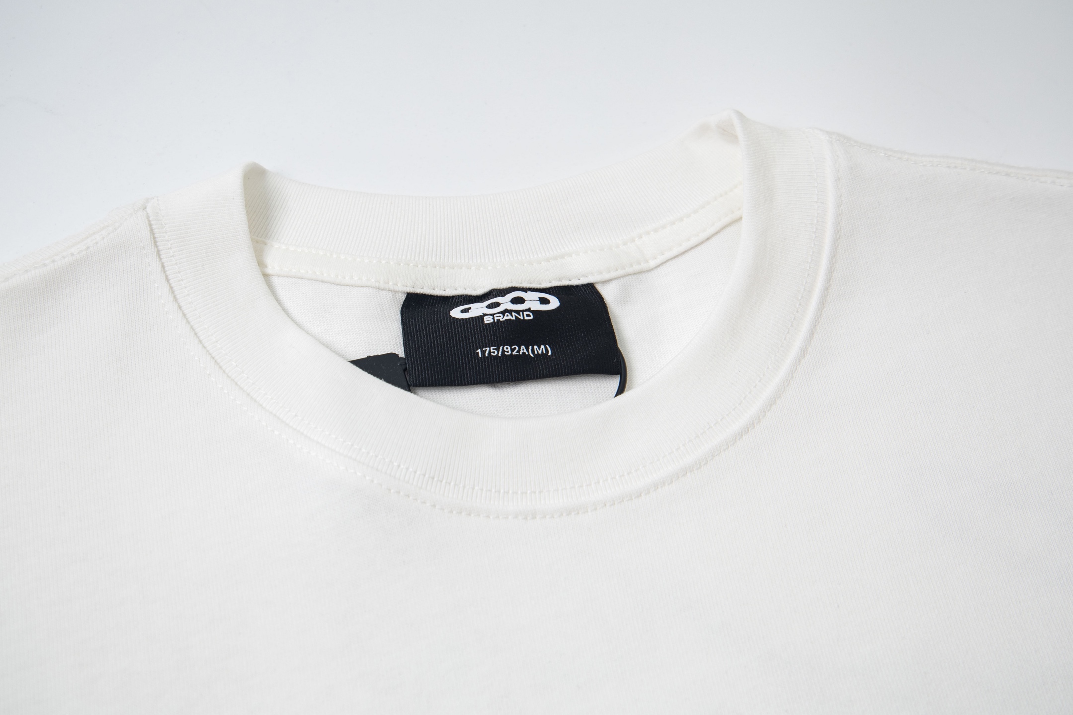 特价🉐️80 不退不换
纯原配套
GOODBRAND2025SS海岛椰林珠片绣轻奢时尚高级感短袖T恤good短袖 亮片绣花➕烫图➕烫钻➕印花 工艺极其复杂 全套辅料细节 yb内置洗衣袋 还原1比1 男女同款 请勿机洗 
 
码数 S M L XL