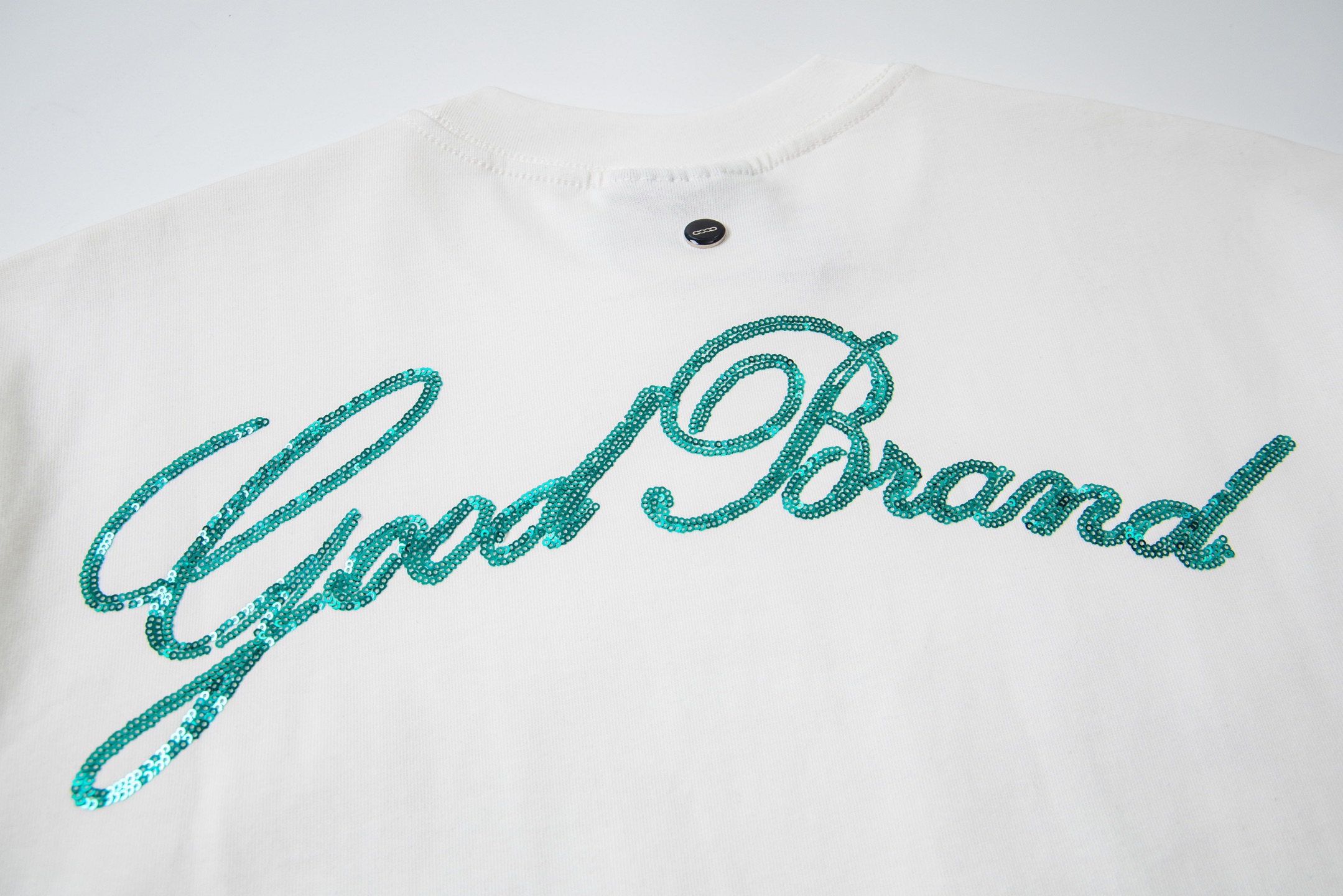 特价🉐️80 不退不换
纯原配套
GOODBRAND2025SS海岛椰林珠片绣轻奢时尚高级感短袖T恤good短袖 亮片绣花➕烫图➕烫钻➕印花 工艺极其复杂 全套辅料细节 yb内置洗衣袋 还原1比1 男女同款 请勿机洗 
 
码数 S M L XL